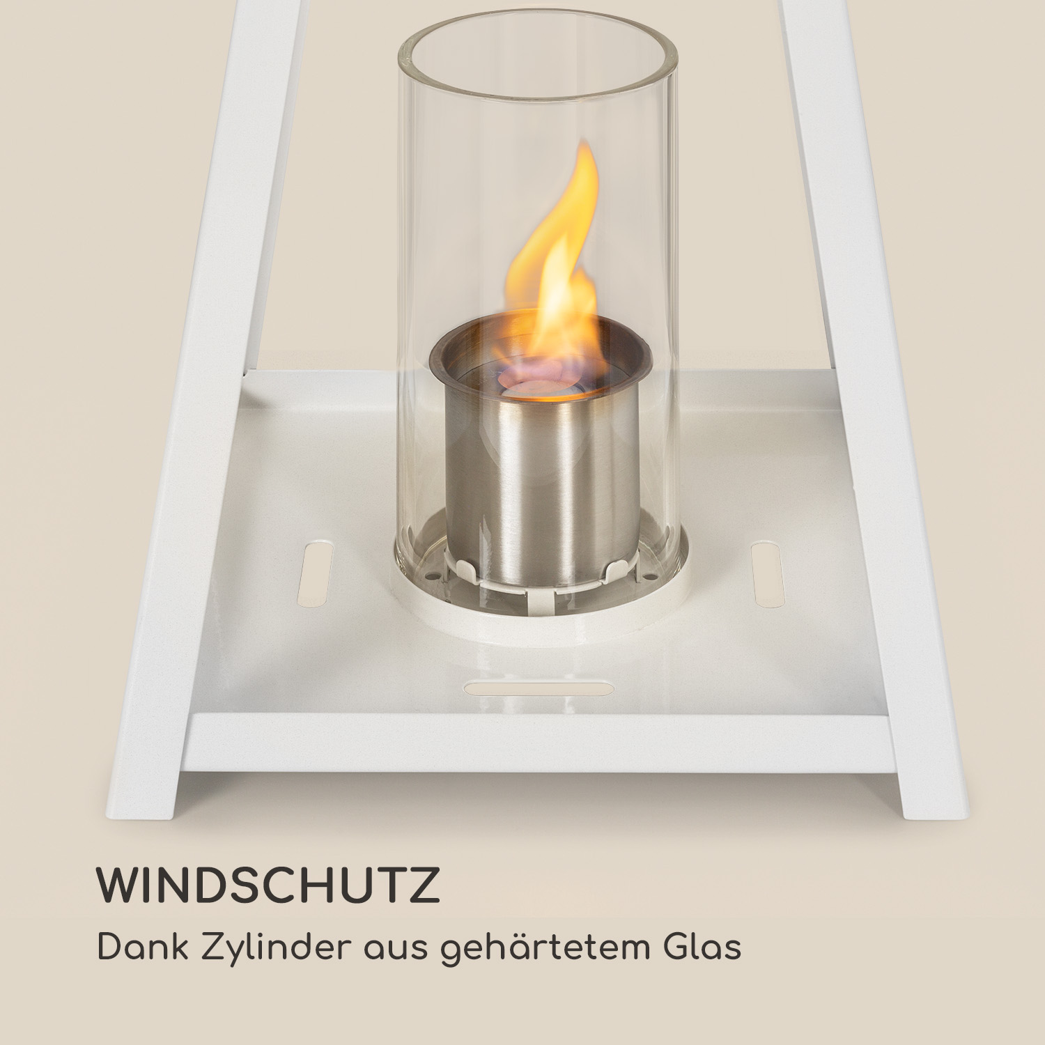 Ein Kerzenhalter mit einer Flamme in einem Glaszylinder, auf einem weißen quadratischen Sockel. Beiger Hintergrund.