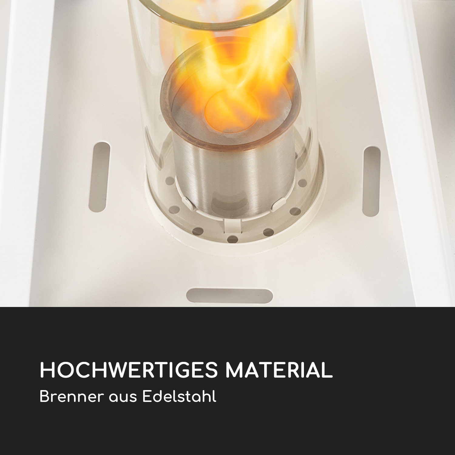 Nahaufnahme eines Kaminbrenners mit Flammen in einem Glaszylinder. Weißer Sockel und Metalldetails.