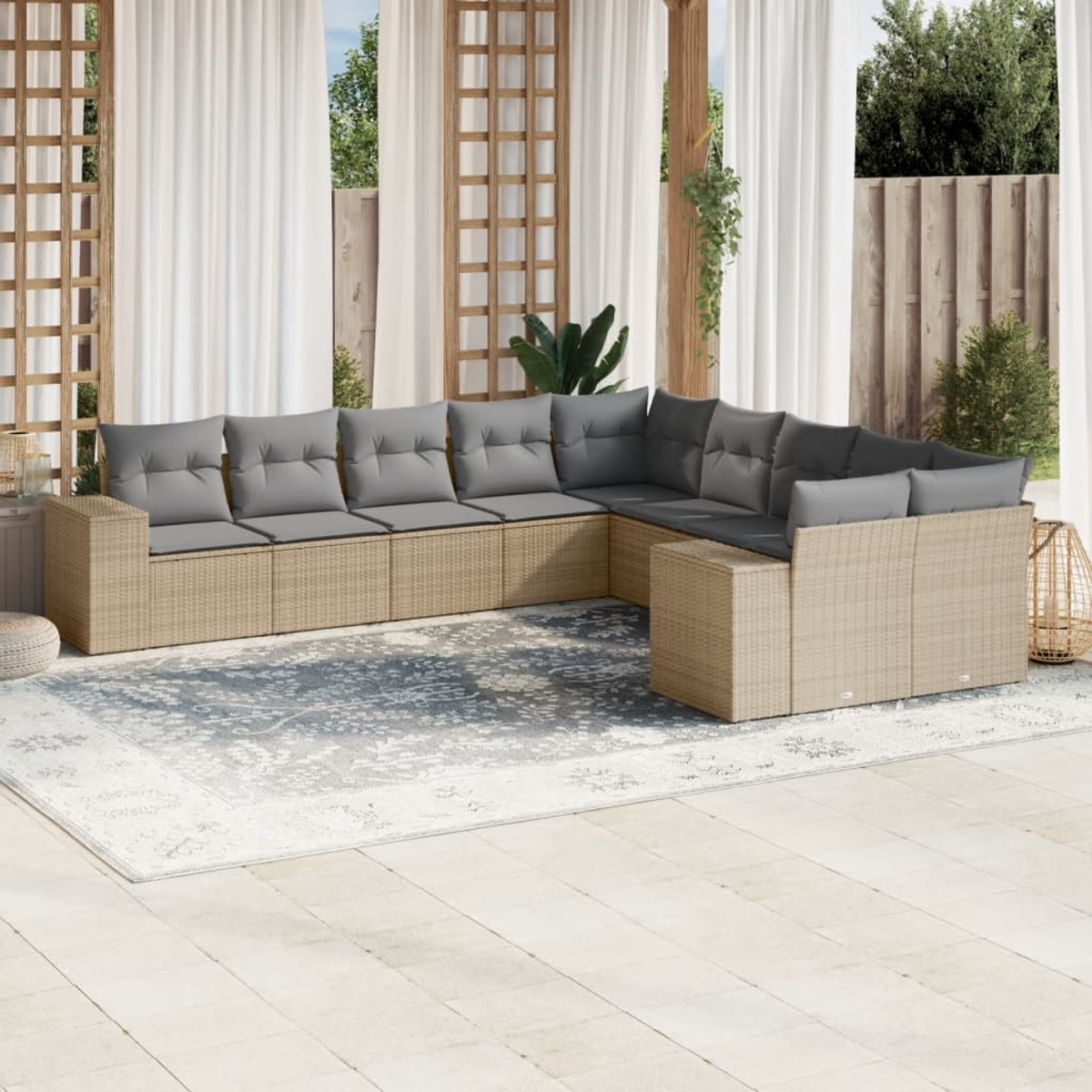 Ein großes Outdoor-Rattan-Ecksofa mit grauen Kissen auf einer Terrasse.