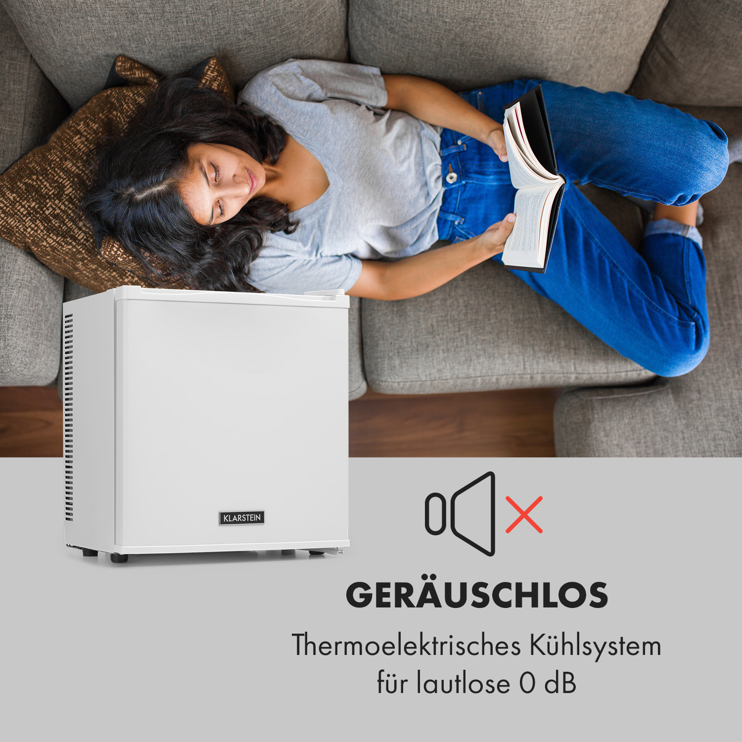 Frau liest auf einem Sofa, kleiner weißer Kühlschrank daneben. Text: 'geräuschlos' und 'thermoelektrisch'.