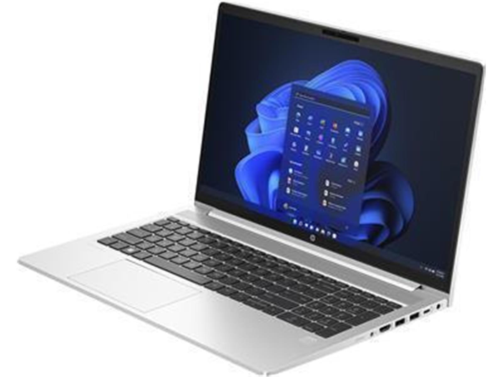 Silberner Laptop, geöffnet, mit Benutzeroberfläche, auf weißer Oberfläche. Der Bildschirm ist dunkelblau.
