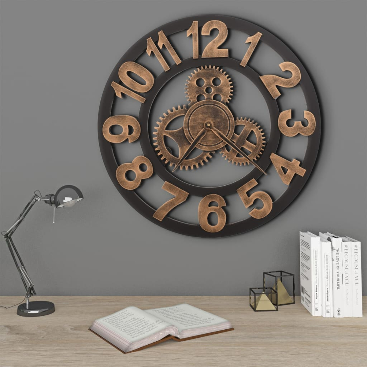 Eine Wanduhr mit Zahnrädern und Zahlen sind angezeigt. Ein Schreibtisch mit Gegenständen.
