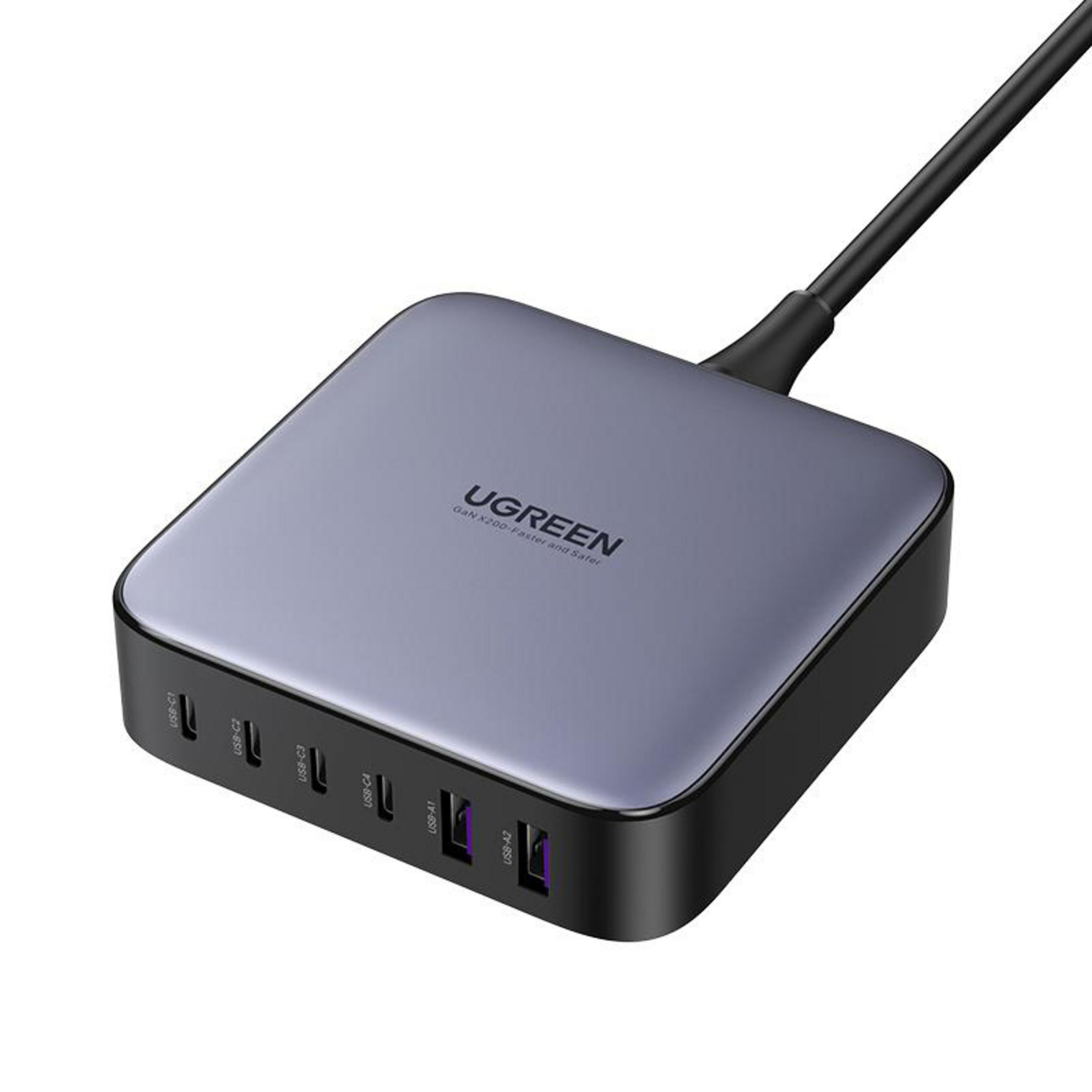 Grijze UGREEN USB-hub, vierkant, met meerdere poorten. Zwarte kabel loopt uit de hub.