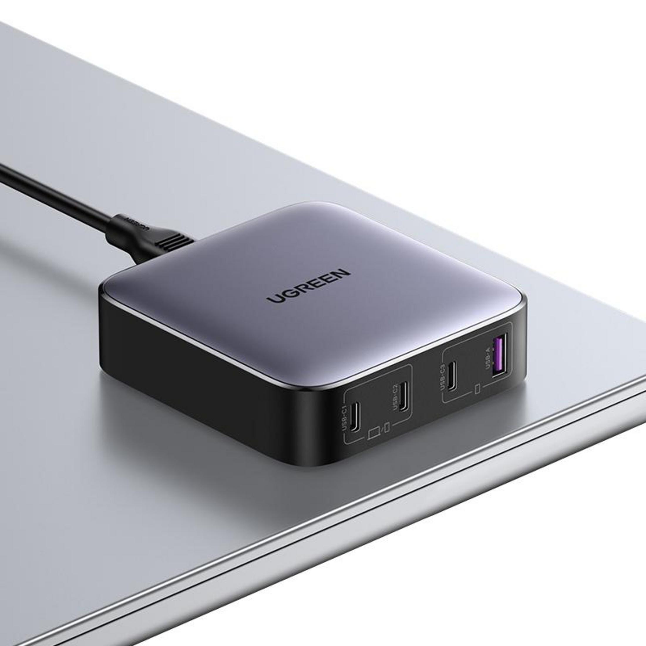 Hub di ricarica USB UGREEN su un laptop argentato, con porte USB-C e USB-A.