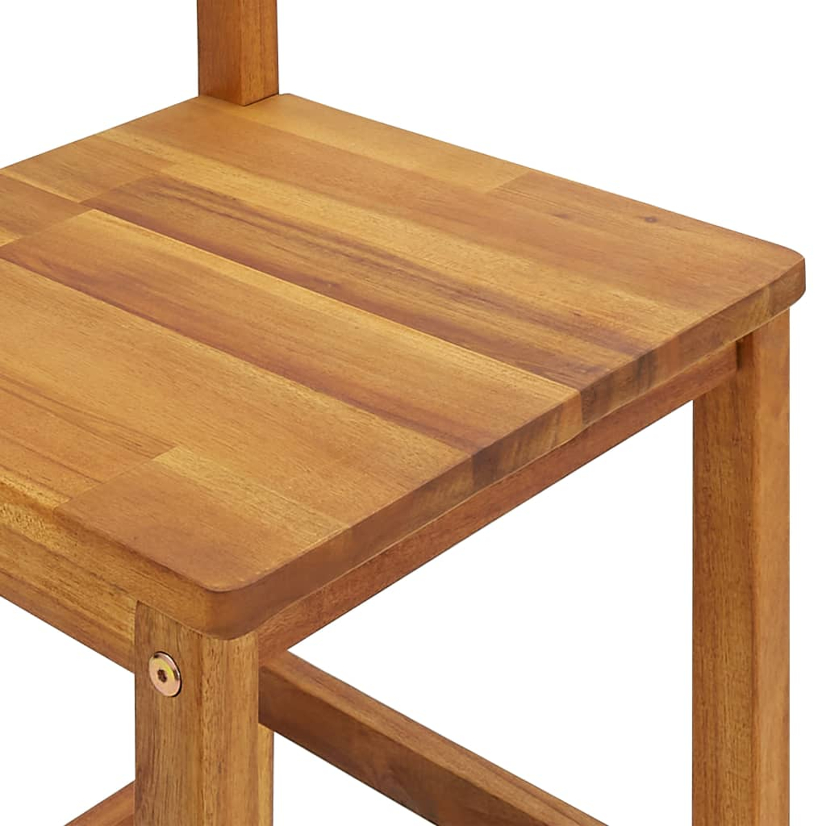 Nahaufnahme eines Holzstuhlsitzes, der Maserung und Konstruktionsdetails zeigt.