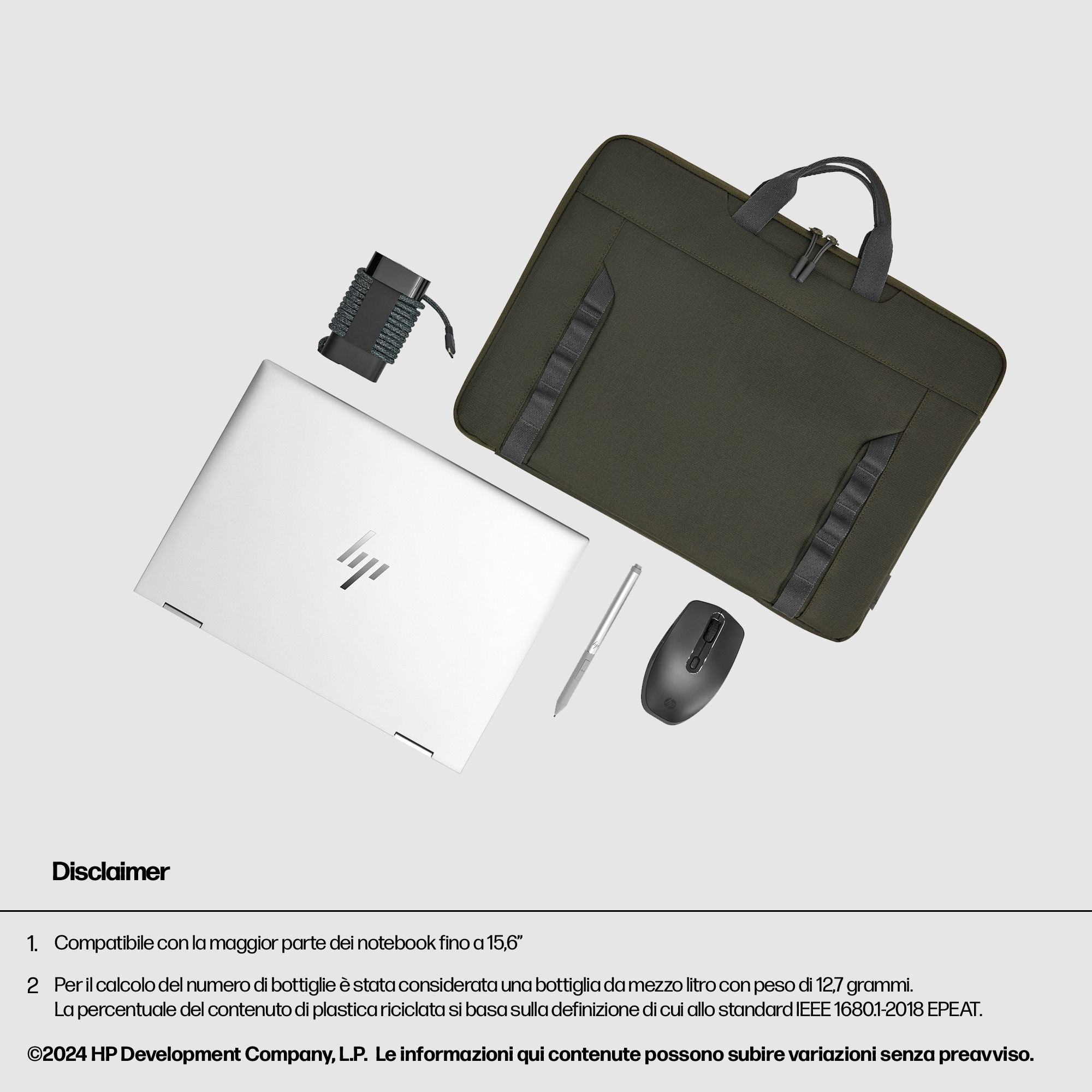 Laptop, accessori su superficie bianca. Testo: Disclaimer. Info riciclo. Logo HP.