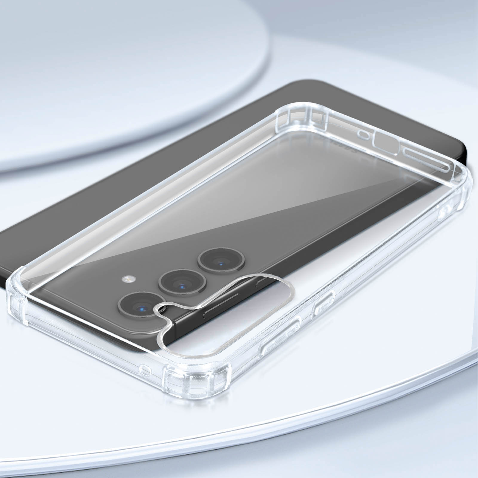 Un telefono in una custodia trasparente su una superficie riflettente, che mostra le lenti della fotocamera.