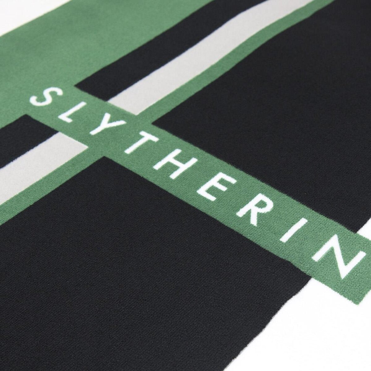 Bufanda de Slytherin: rayas verdes y negras con blanco. El texto dice SLYTHERIN.