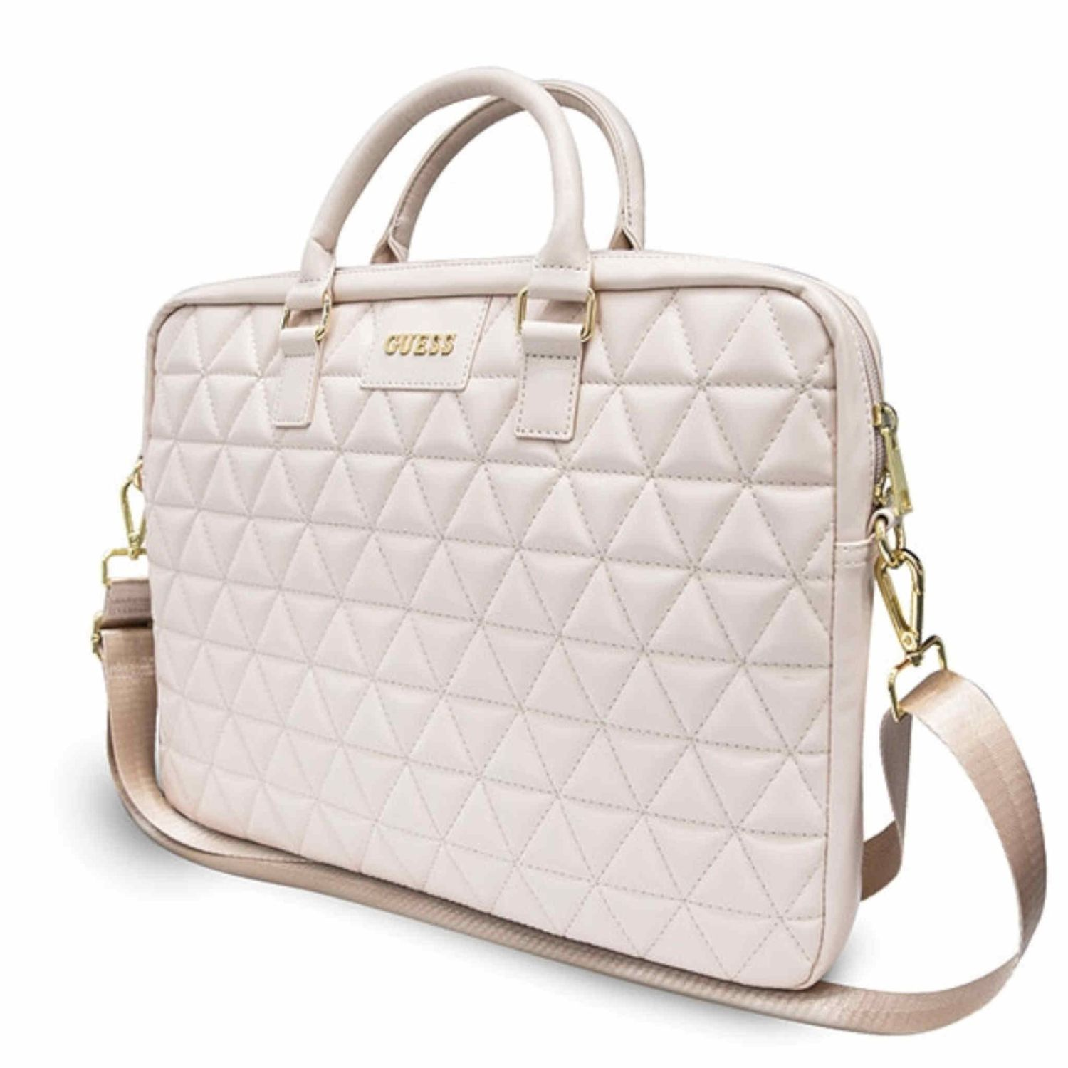 Borsa rosa trapuntata con manico e tracolla. 'GUESS' sopra. Sfondo bianco.