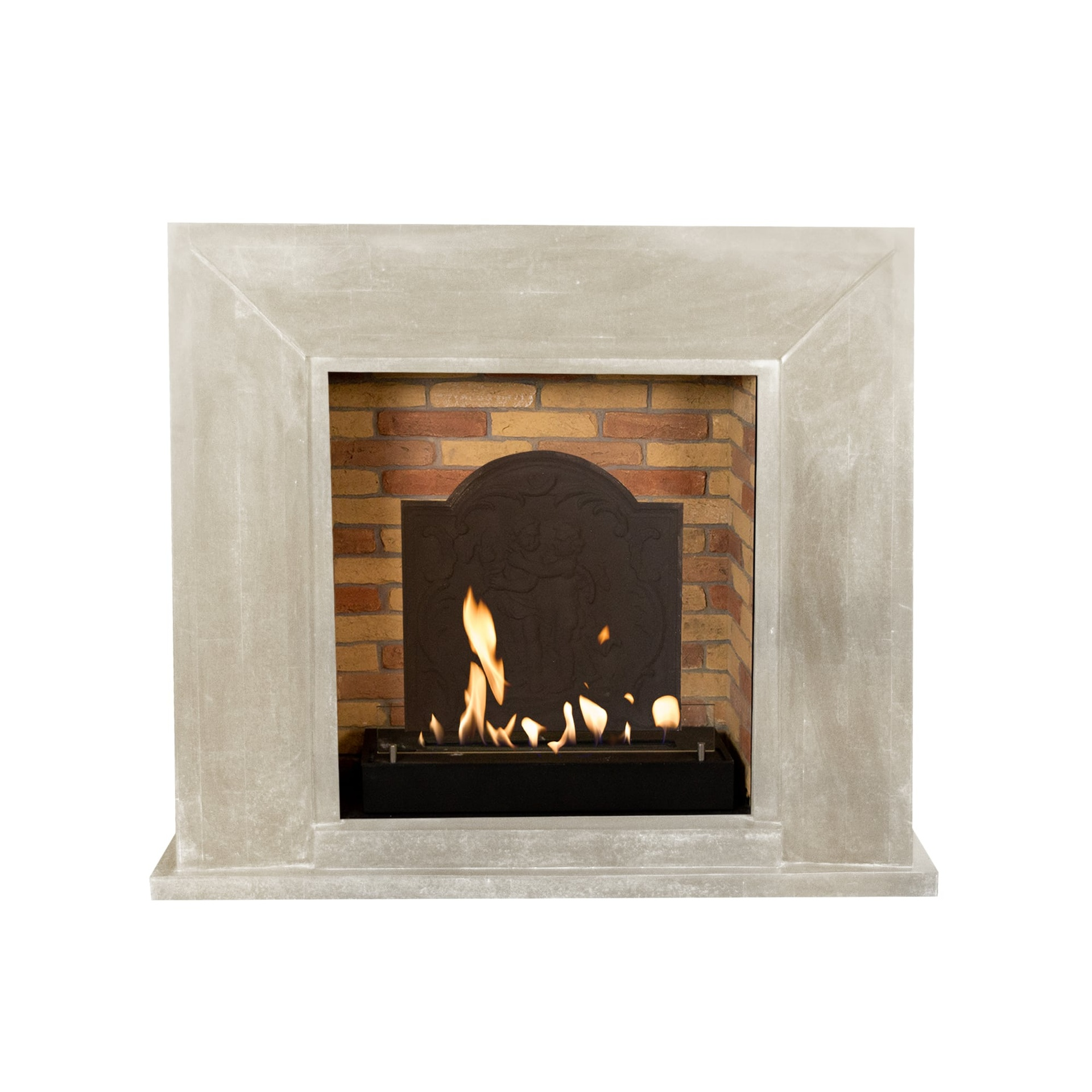 Grijze open haard met bakstenen achtergrond en vlammen. Zwart decoratief scherm. Witte achtergrond.