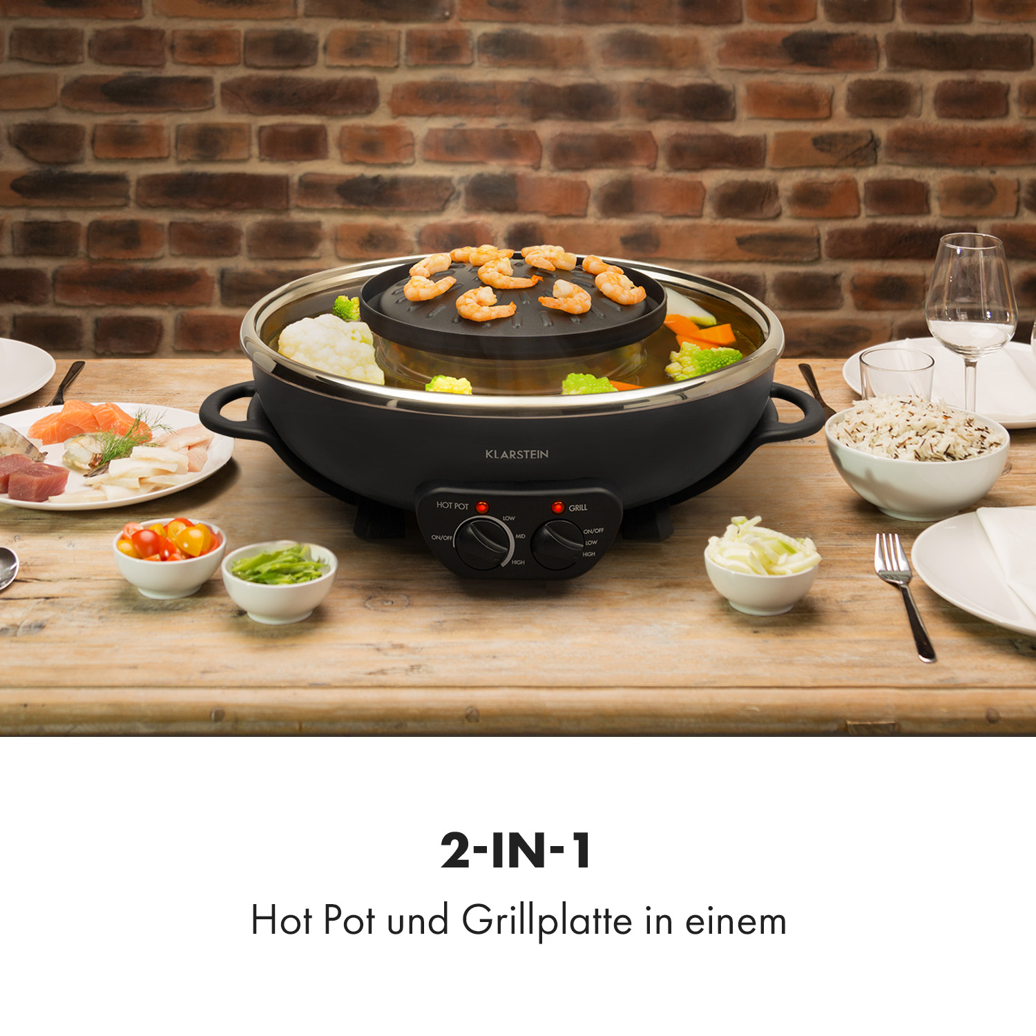 Tisch mit Hot Pot und Grill-Kombination, Essen, Gläsern und Tellern, Hintergrund Backsteinmauer.