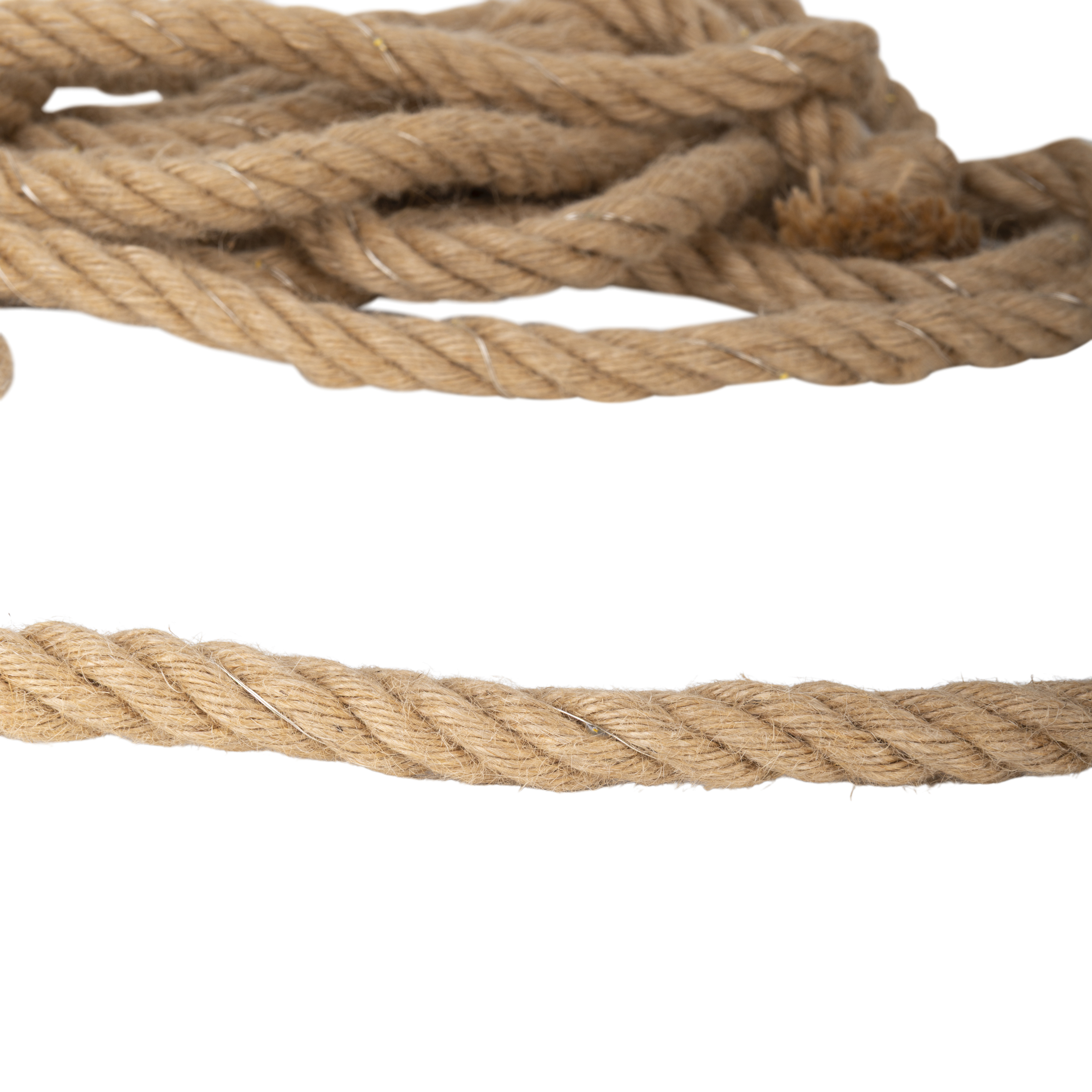 Nahaufnahme eines aufgerollten Seils mit strukturierter Oberfläche vor weißem Hintergrund.