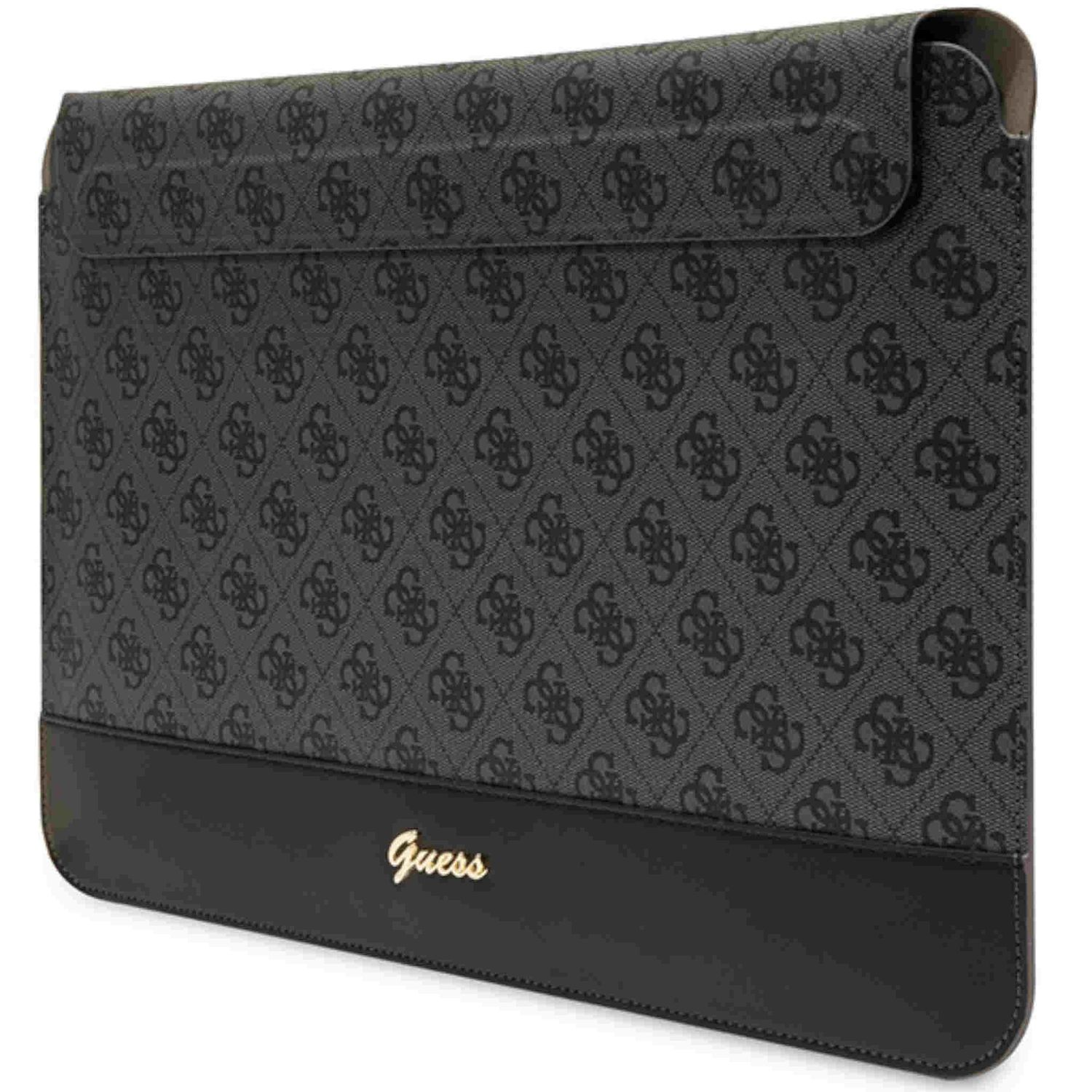 Custodia per laptop Guess nera e grigia. Motivo ripetuto. Logo Guess dorato. Sfondo bianco.