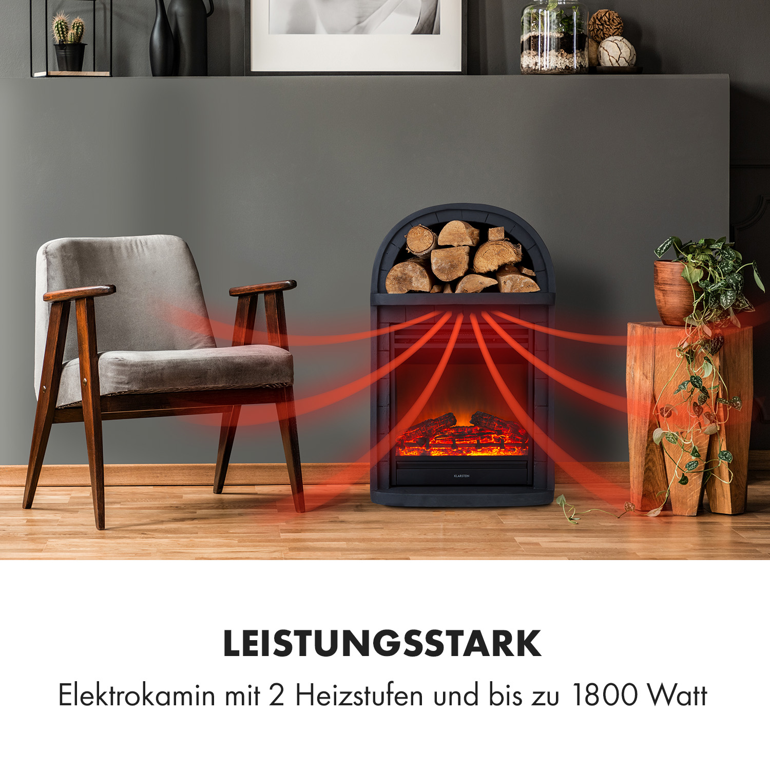 Elektrokamin mit Holzscheiten. Feuereffekt. Stuhl und Pflanze im Hintergrund. Holzboden.