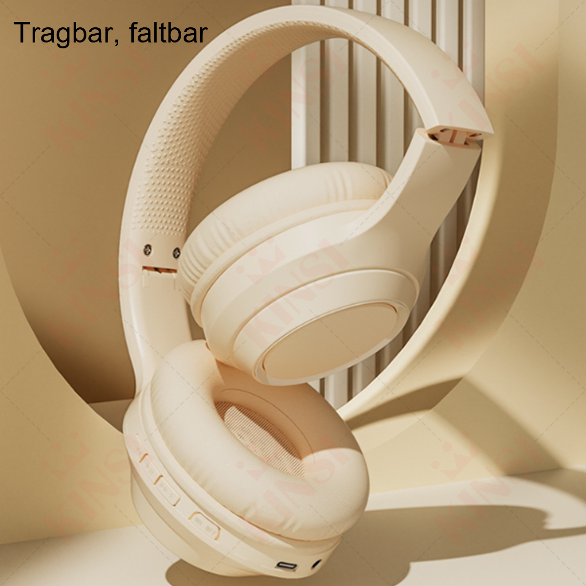 Beige faltbare Kopfhörer, nach oben abgewinkelt. Die Kopfhörer befinden sich in einer neutralen, cremefarbenen Umgebung.