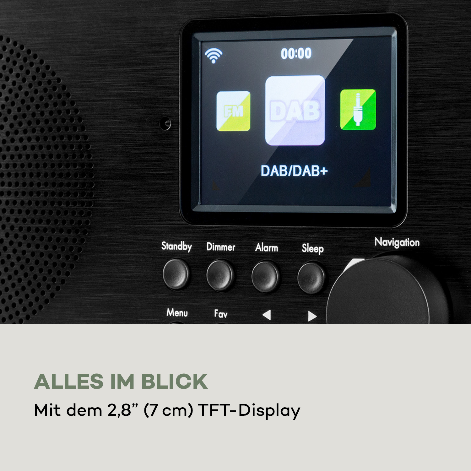 Nahaufnahme des Radiobildschirms. Zeigt DAB/DAB+-Informationen. Knöpfe unter dem Bildschirm.