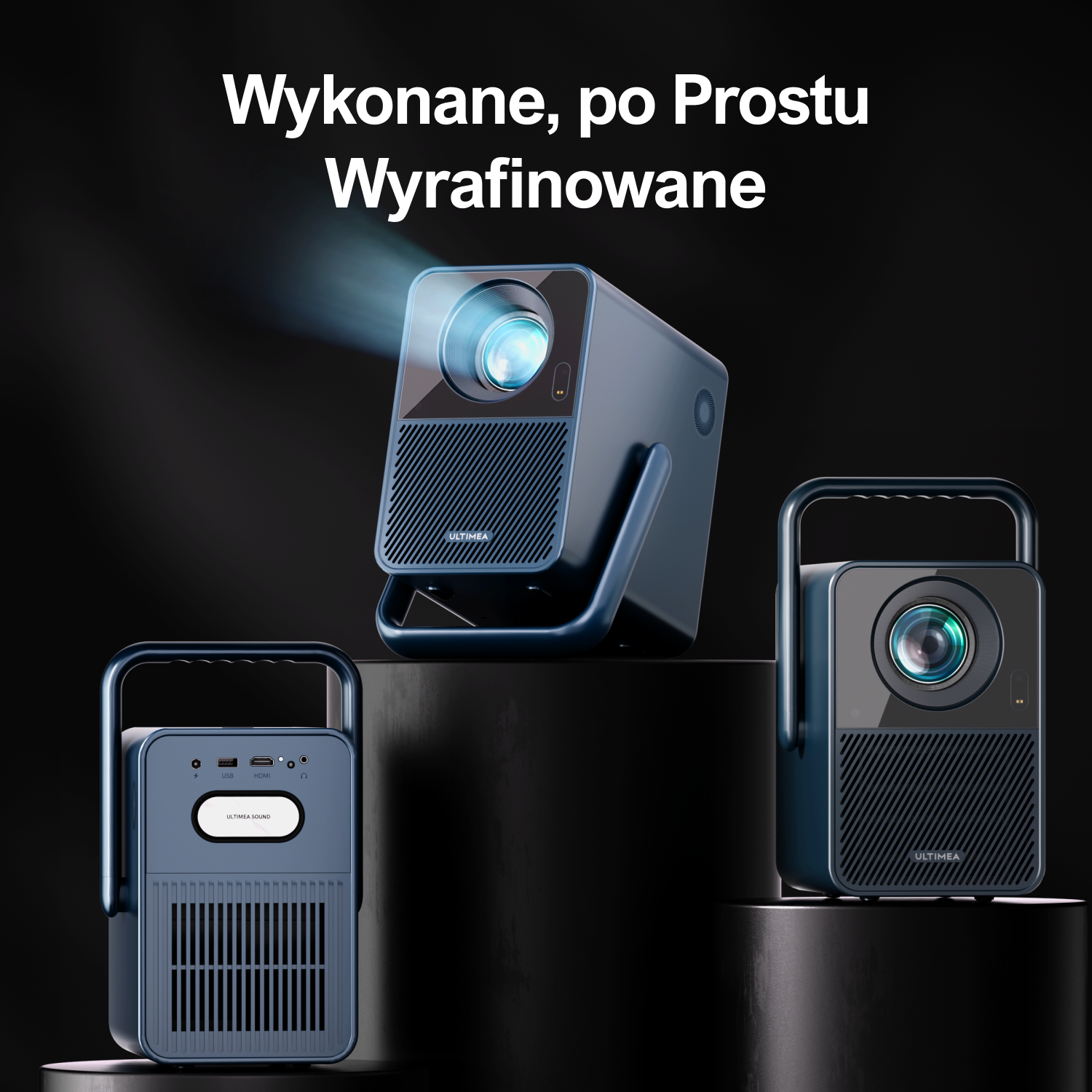 Trzy projektory, dwa niebieskie, jeden czarny, ze strumieniami światła na ciemnym tle.