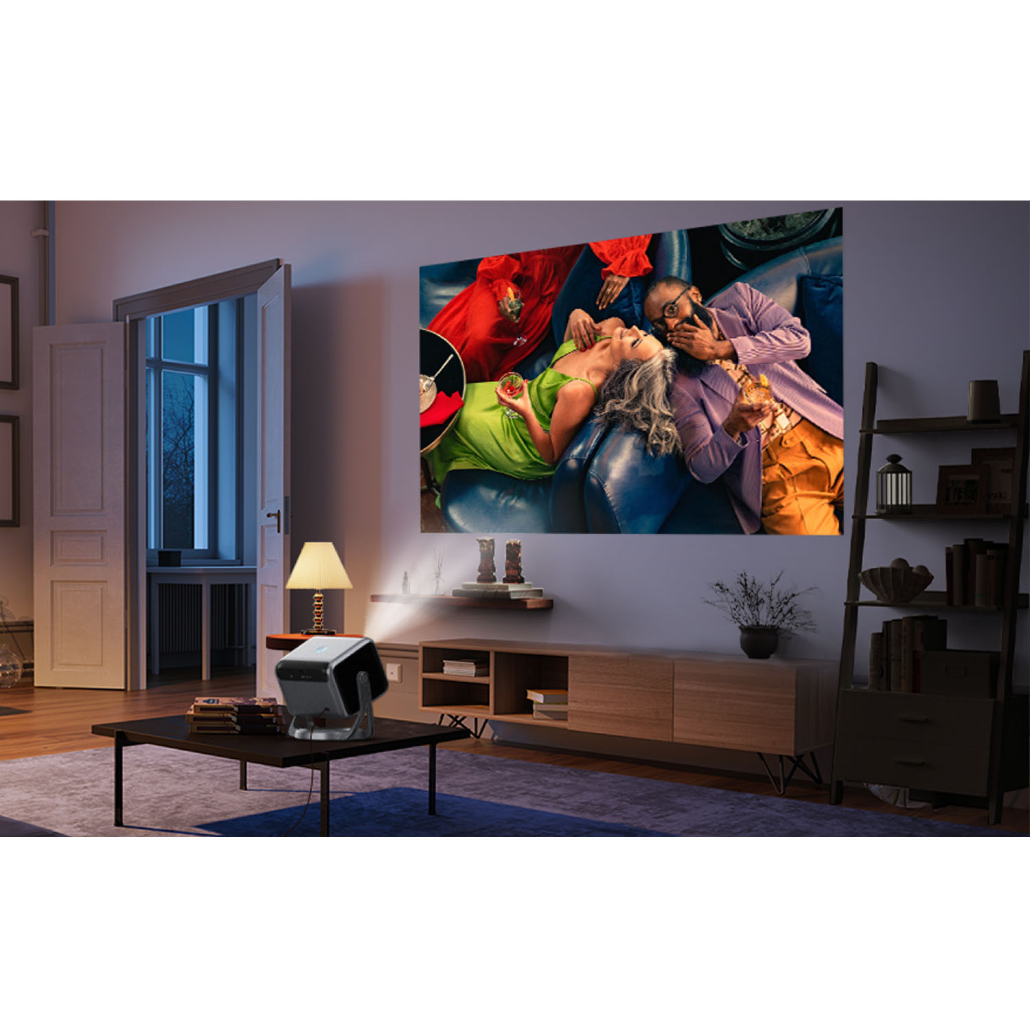 Projecteur affiche un couple sur un canapé bleu foncé. La pièce a une table, une lampe et des étagères. Lumière extérieure visible.