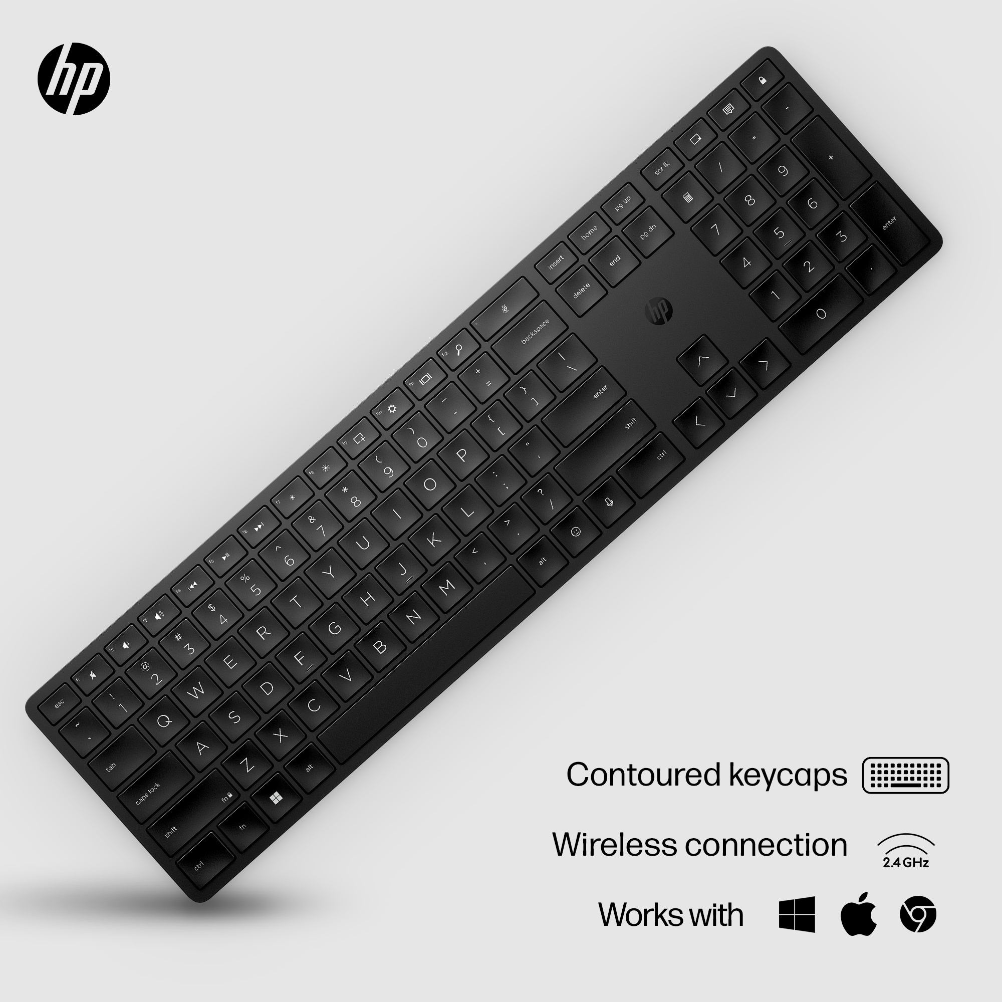 Se muestra un teclado negro con teclas negras. El teclado tiene un logotipo en la parte superior izquierda y algo de texto debajo.