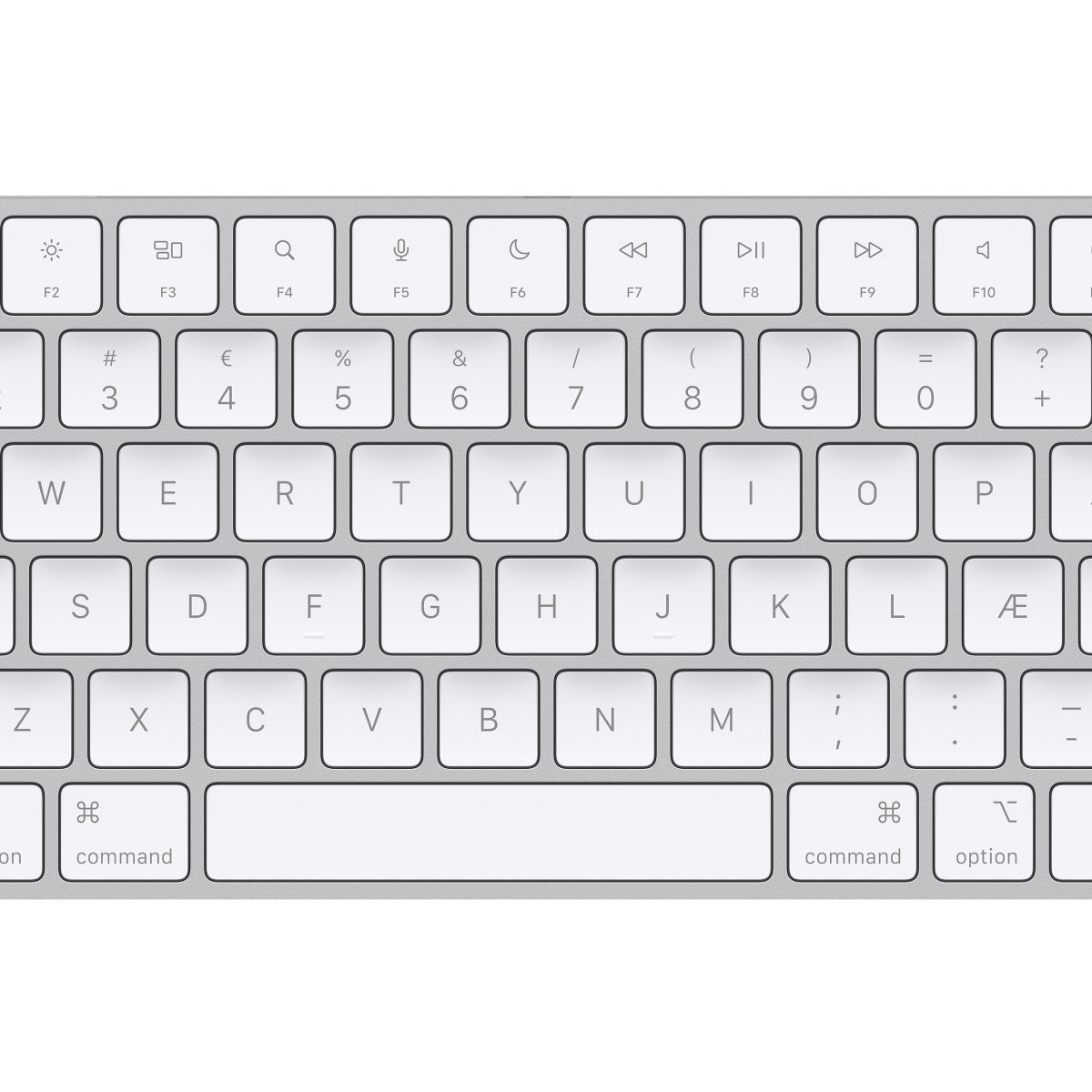 Zbliżenie srebrnej klawiatury z białymi klawiszami. Białe tło.