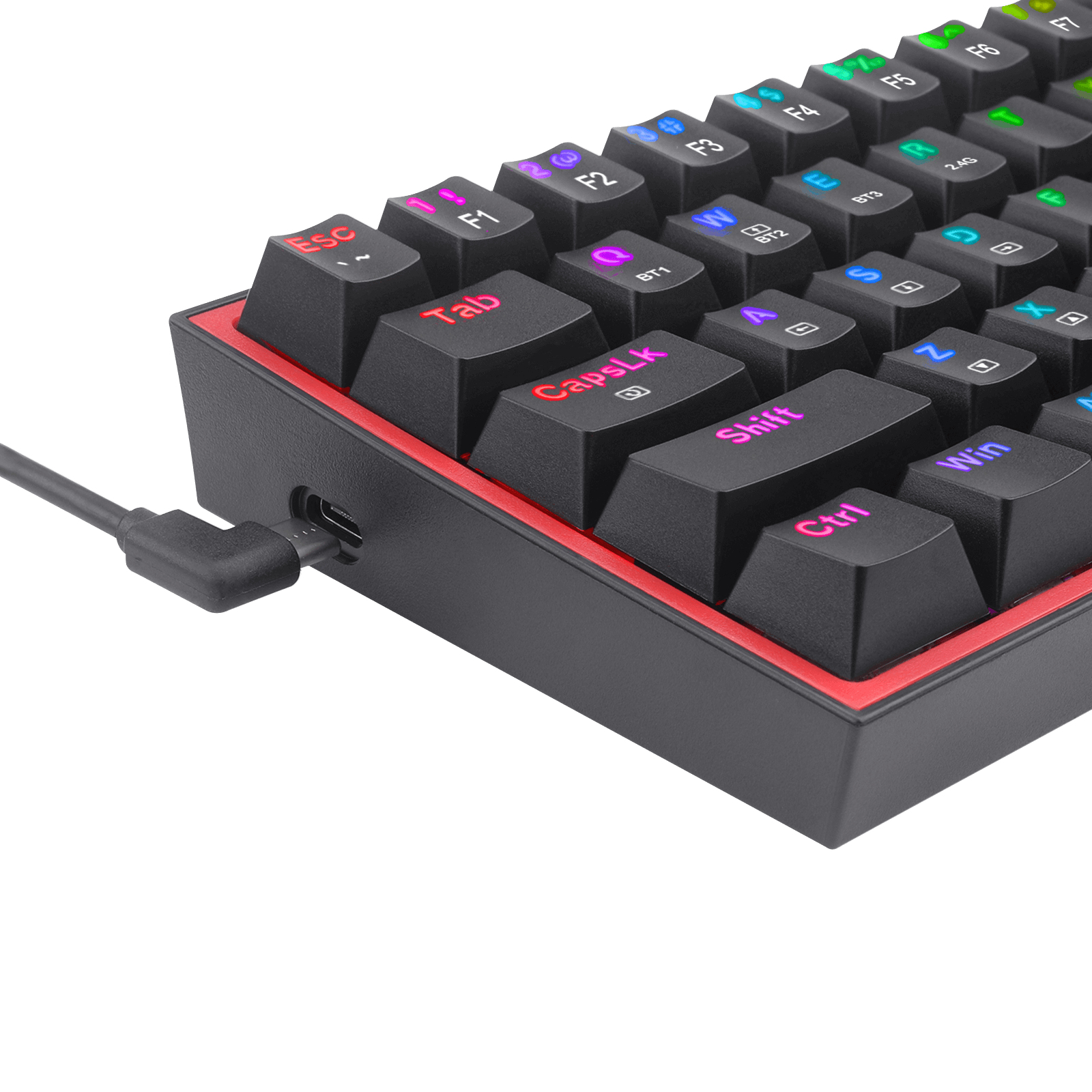 Nahaufnahme der Tastatur. Schwarze Tasten mit rotem Rand. Ein schwarzes Kabel ist angeschlossen. Weißer Hintergrund.