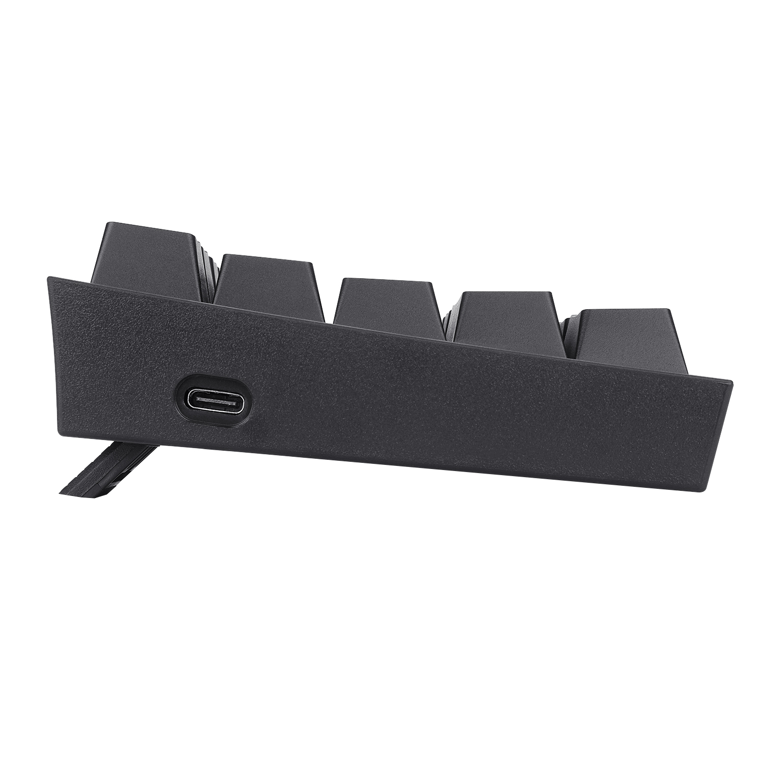 Seitenansicht einer schwarzen Tastatur. USB-C-Anschluss ist sichtbar. Ein Ständer ist ausgefahren. Weißer Hintergrund.