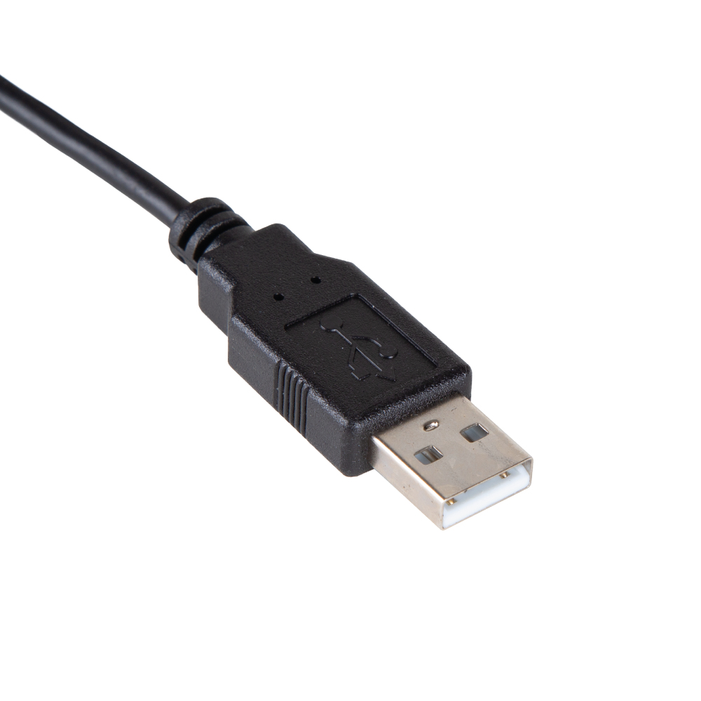 Connettore USB nero con estremità rettangolare. Ha un inserto metallico.