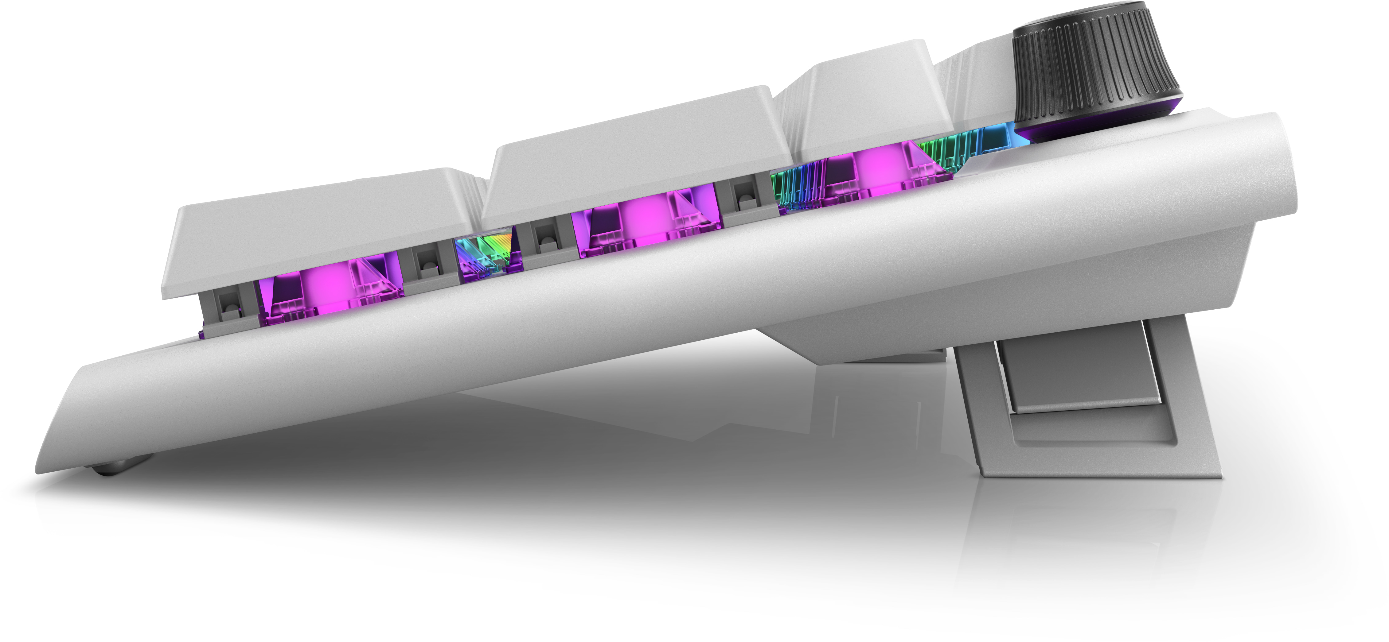 Widok z boku białej klawiatury Alienware z podświetleniem RGB widocznym pod klawiszami.