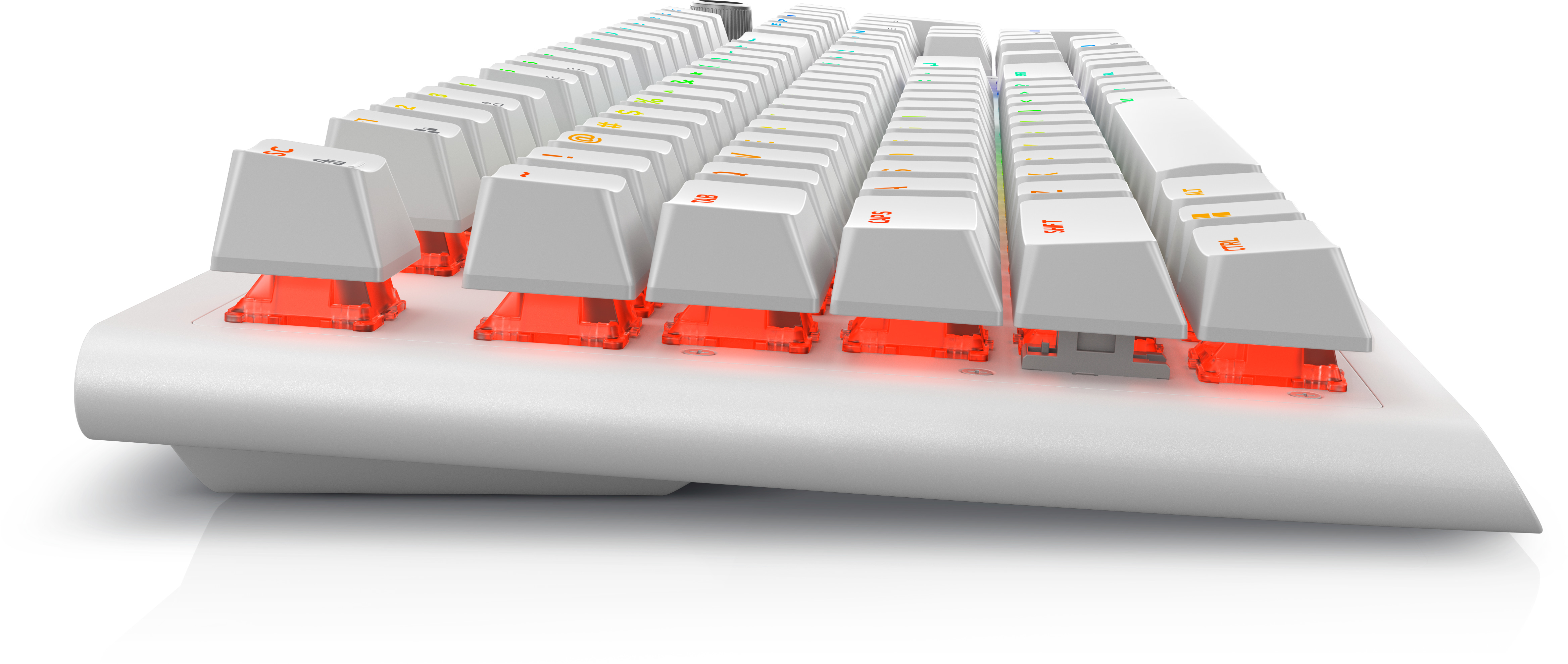 Biała klawiatura z podświetlanymi klawiszami, czerwone podświetlenie, białe tło, widok z boku.