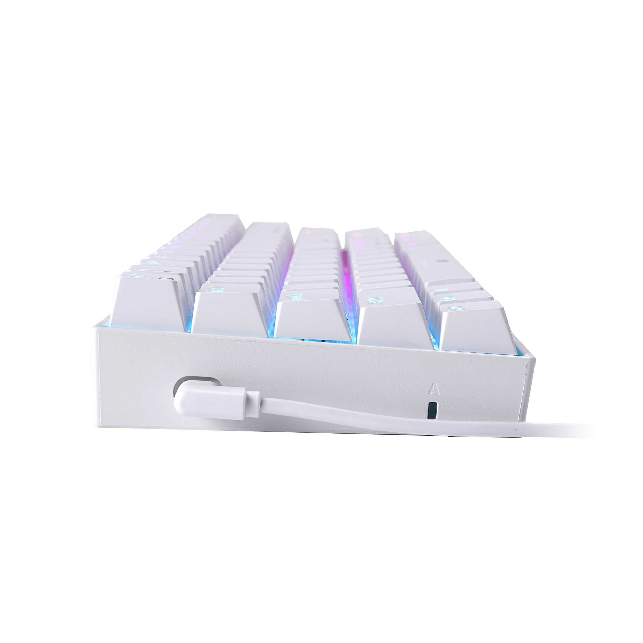 Widok z boku białej klawiatury z kablem i kolorowymi podświetlanymi klawiszami.