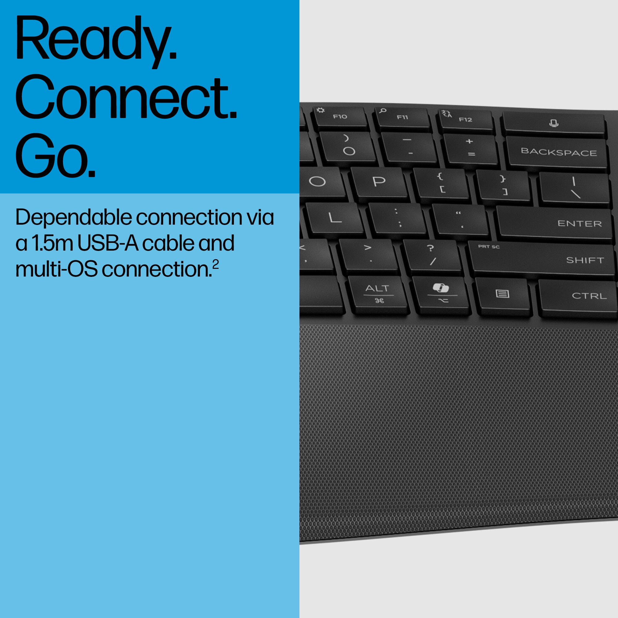 Schwarze Tastatur mit Handballenauflage und USB-Kabel, Nahaufnahme, auf blauem Hintergrund.