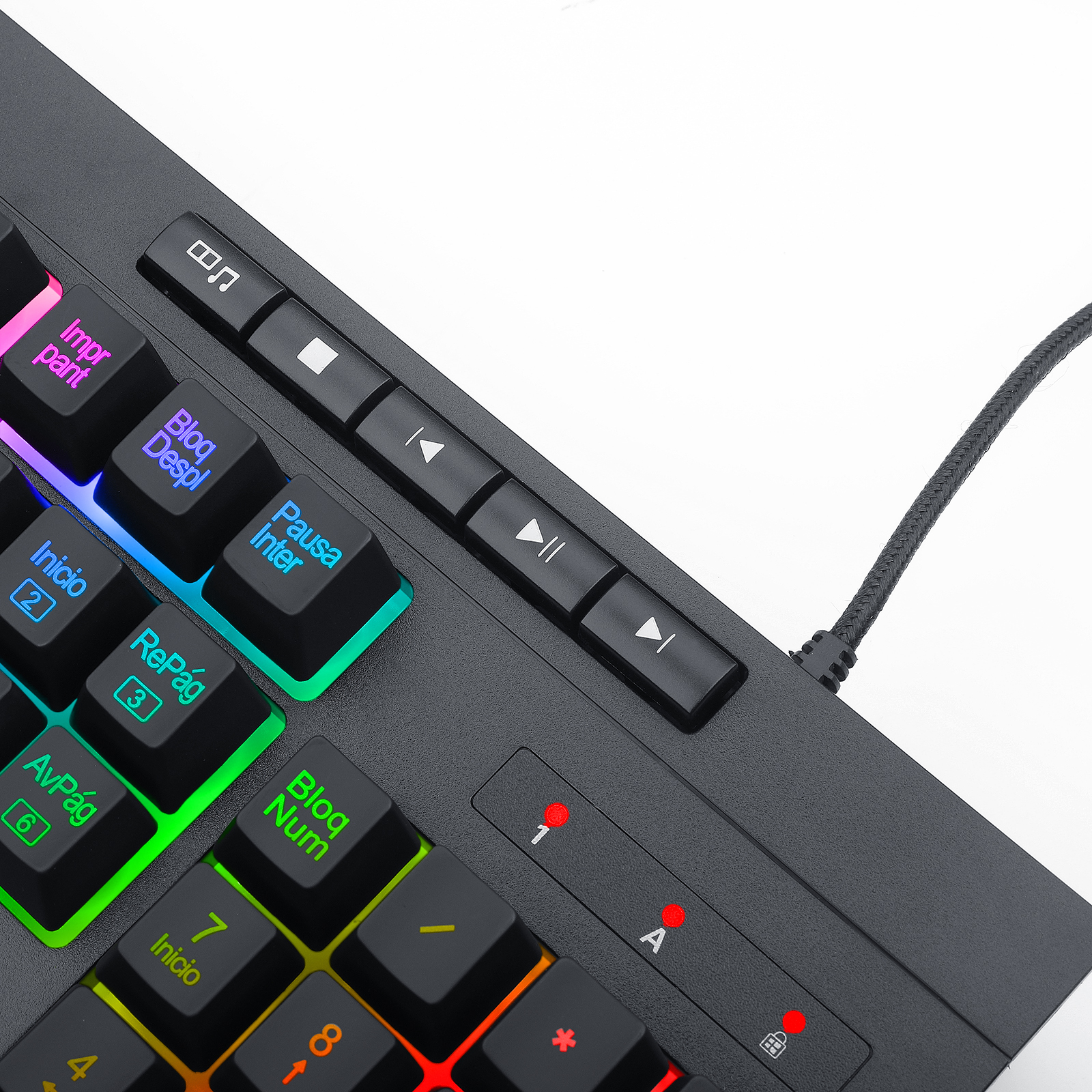Primer plano de un teclado negro con teclas retroiluminadas de colores.