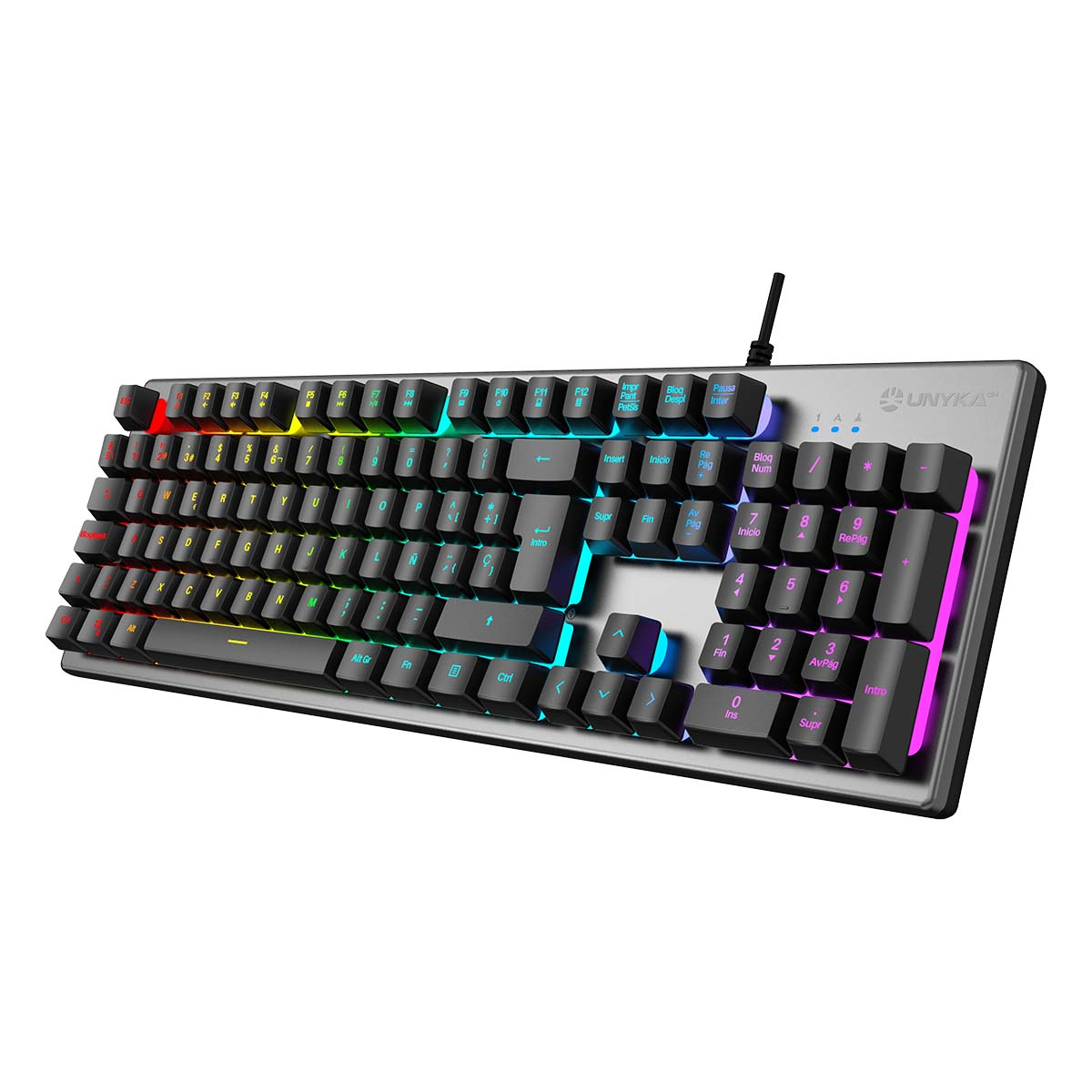 Tastiera nera con illuminazione RGB. La tastiera è angolata, mostra tasti e luci.