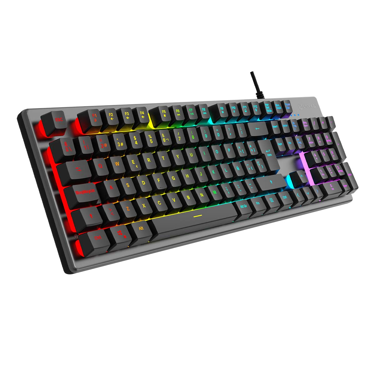 Tastiera nera con illuminazione RGB, in una vista angolata, che mostra i tasti e le luci.