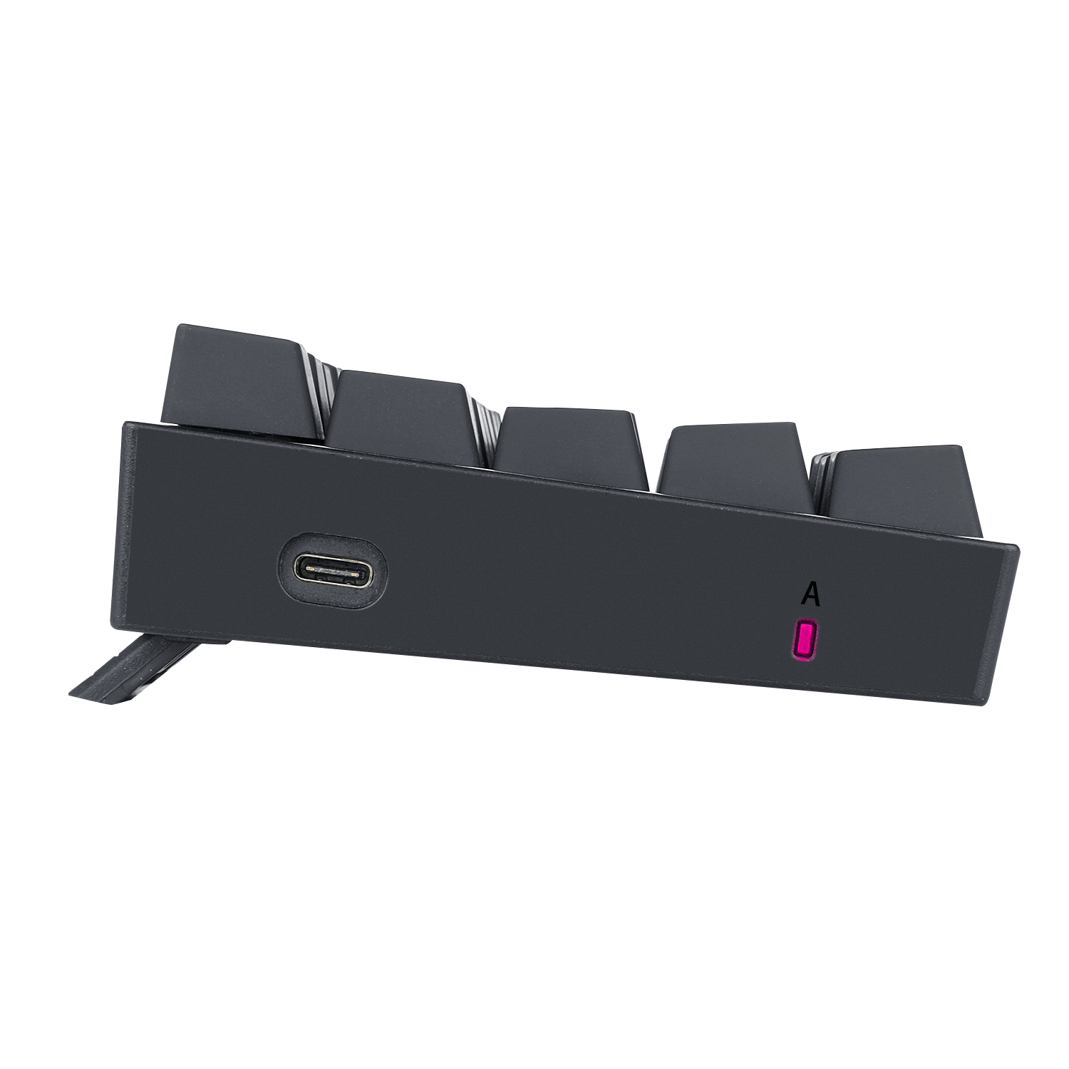 Vista lateral de un teclado negro con puerto USB-C y una pequeña luz rosa.