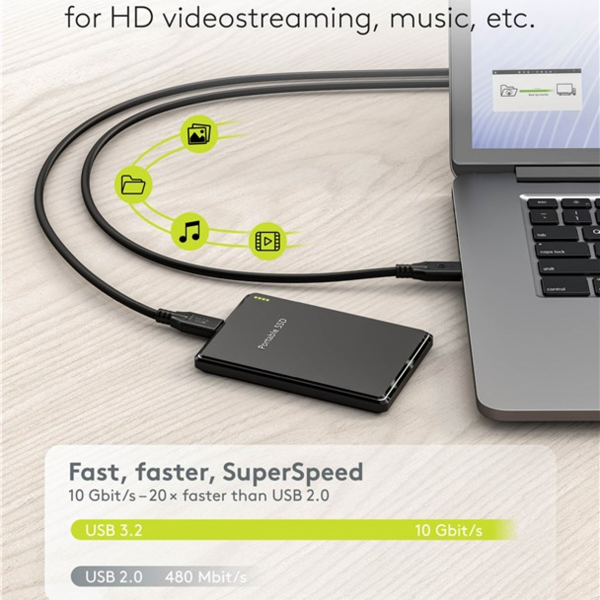 SSD portatile nero collegato a un laptop e un cavo di alimentazione.