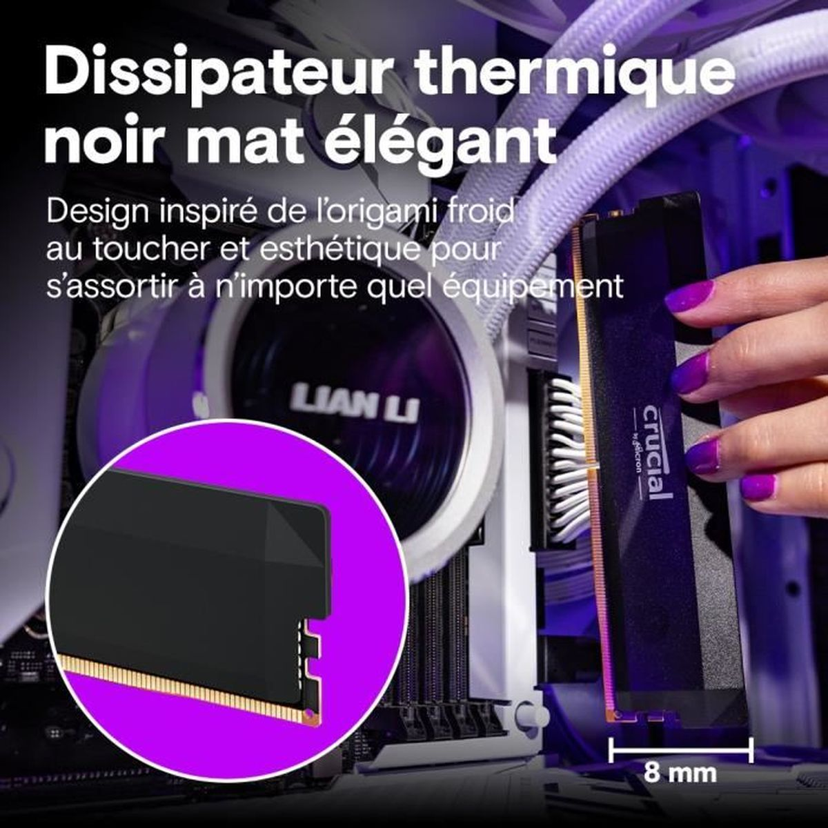 Komponent PC, kość RAM Crucial trzymana przez dłoń, fioletowe tło.