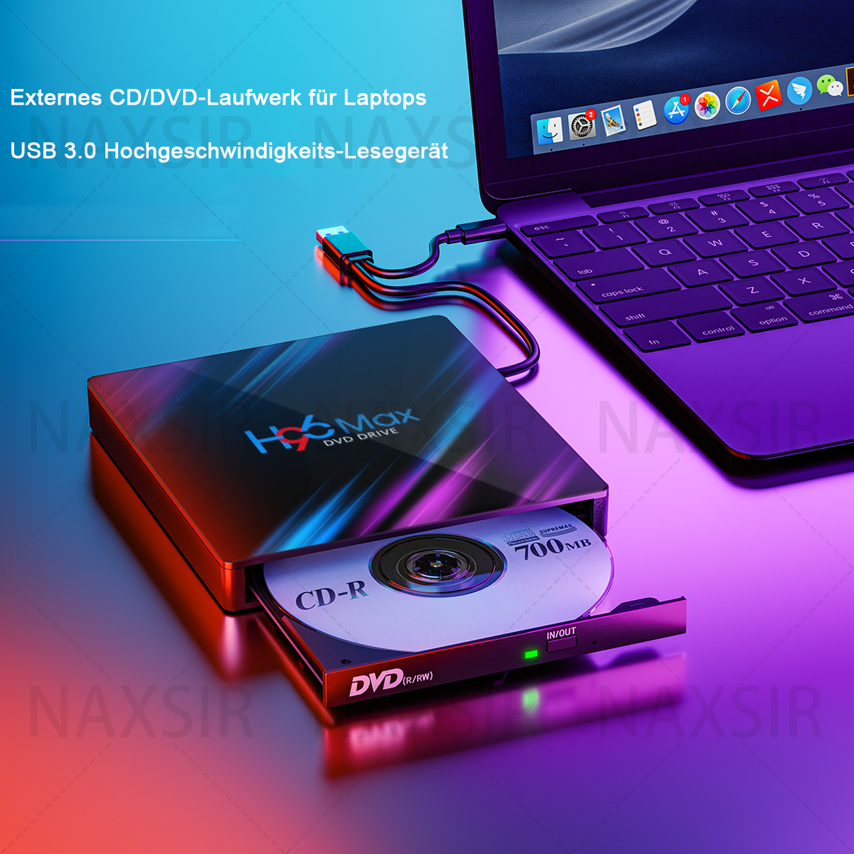 Ein externes CD/DVD-Laufwerk ist mit einem Laptop verbunden. Eine CD befindet sich im Laufwerk, der Laptop ist geöffnet und angeschlossen.