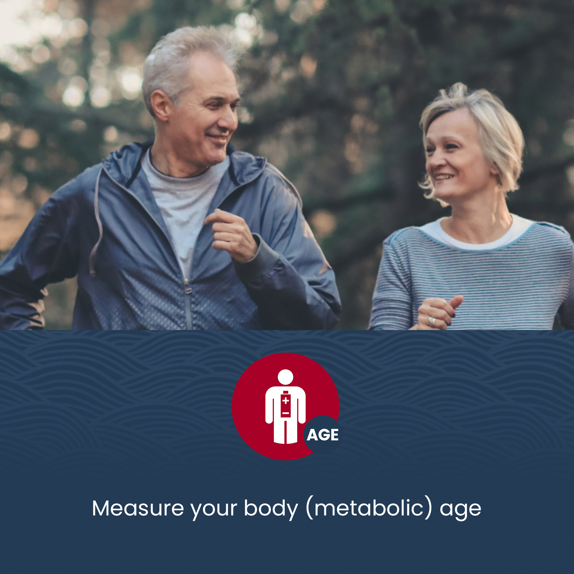 Een ouder echtpaar aan het joggen, met een rood icoon van een persoon met een plus-symbool en de tekst 'AGE'.