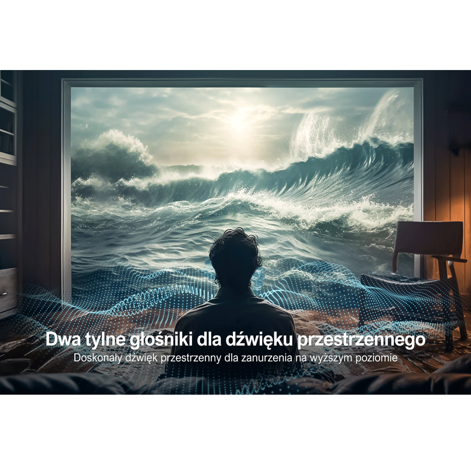 Osoba oglądająca dużą falę na ekranie. Tekst: Dwa tylne głośniki do dźwięku przestrzennego.