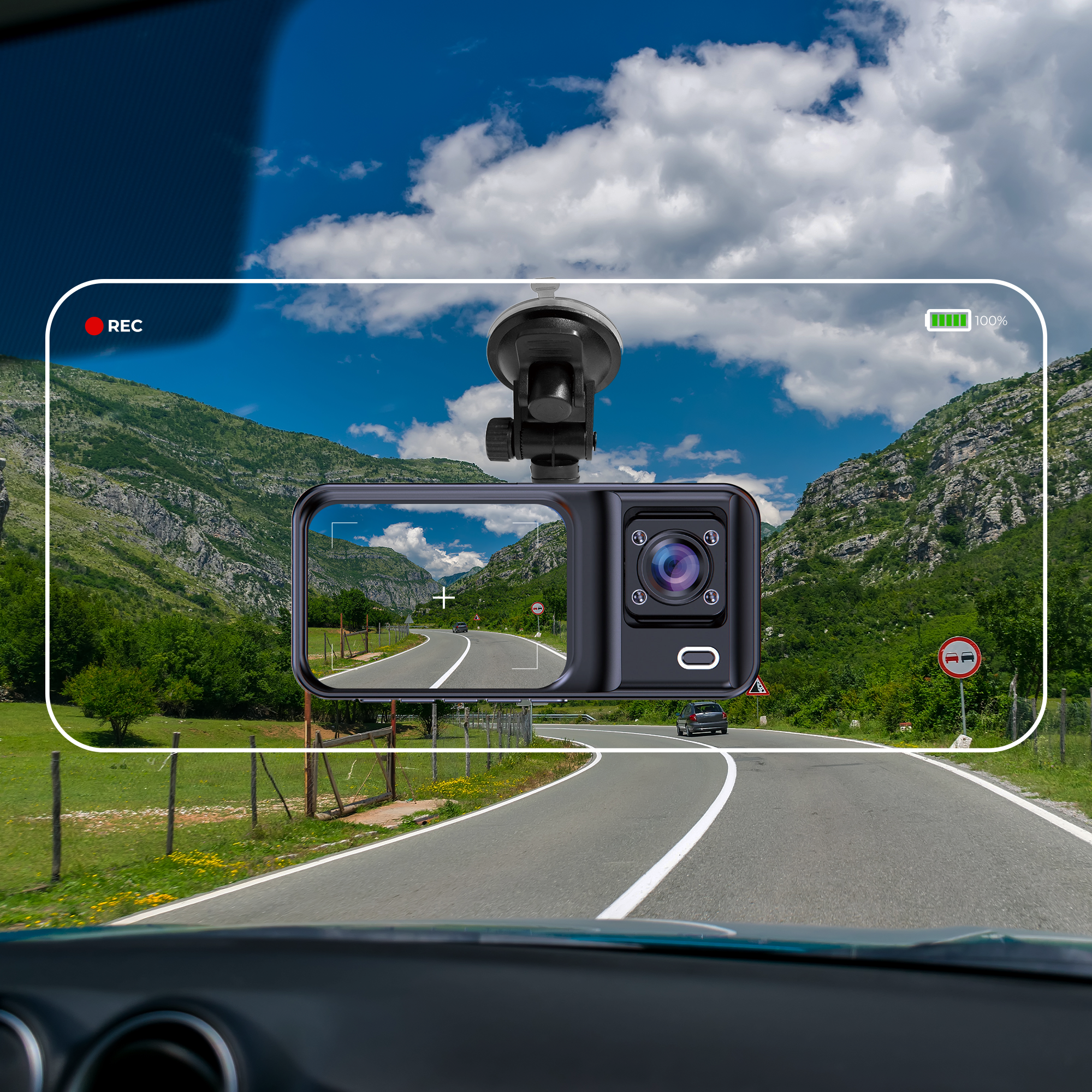 Auto-Dashcam mit Straße und Himmel. Grüne Hügel und Berge im Hintergrund.