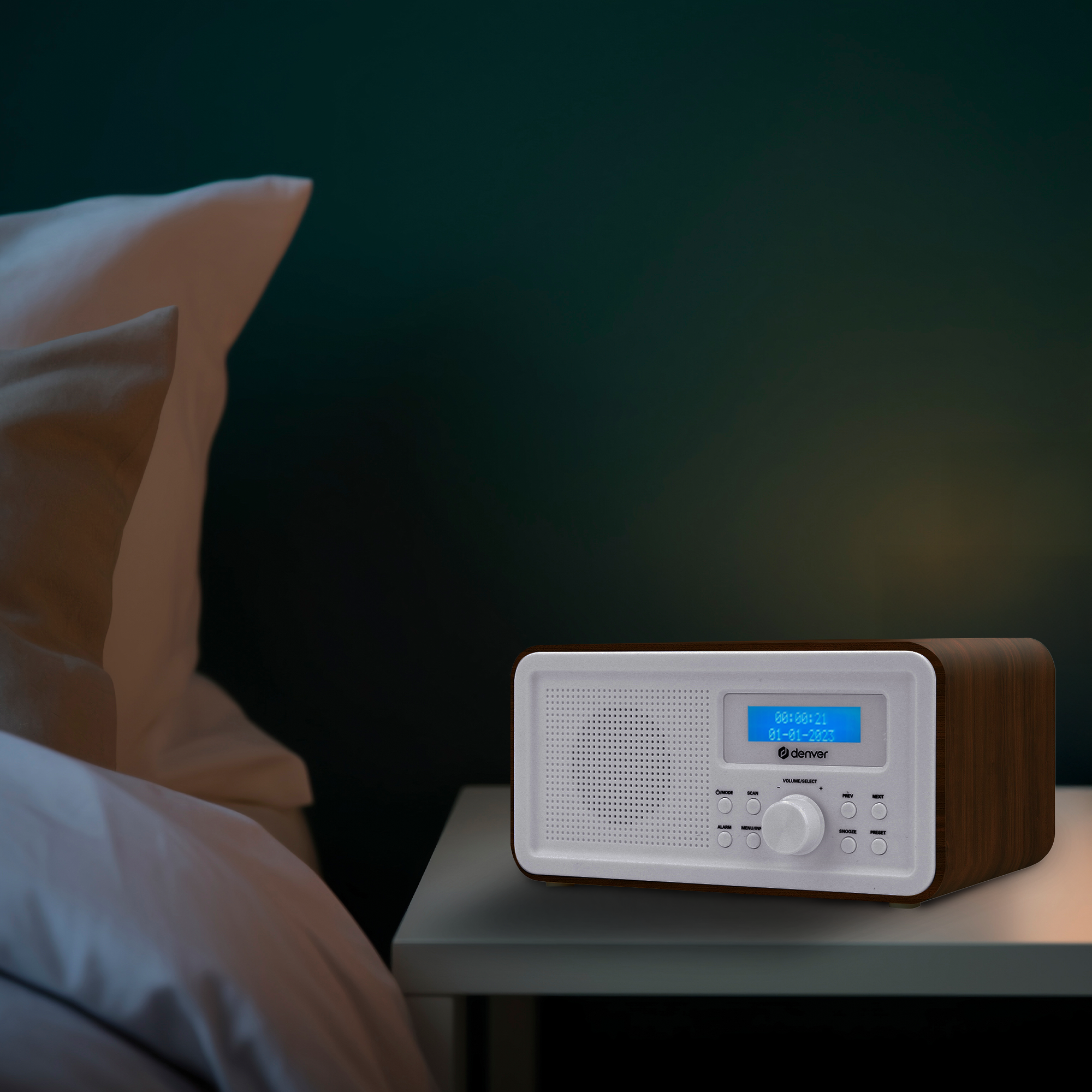 Holzoptik-Radio auf weißem Tisch mit blauem Display und Denver-Logo.