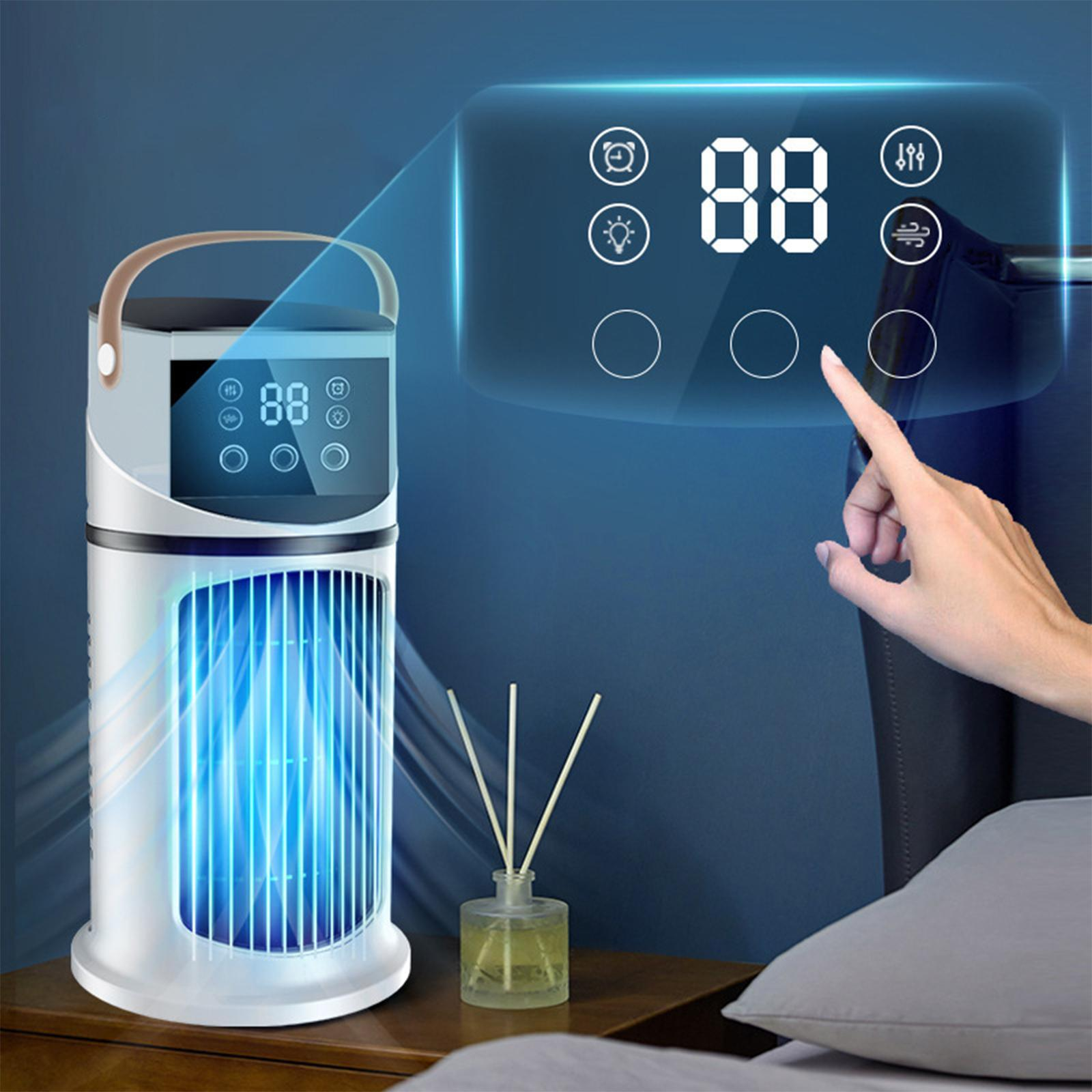 Ein Luftkühler mit digitaler Anzeige. Eine Hand berührt die Anzeige. Ein Diffusor und ein Kissen sind sichtbar.