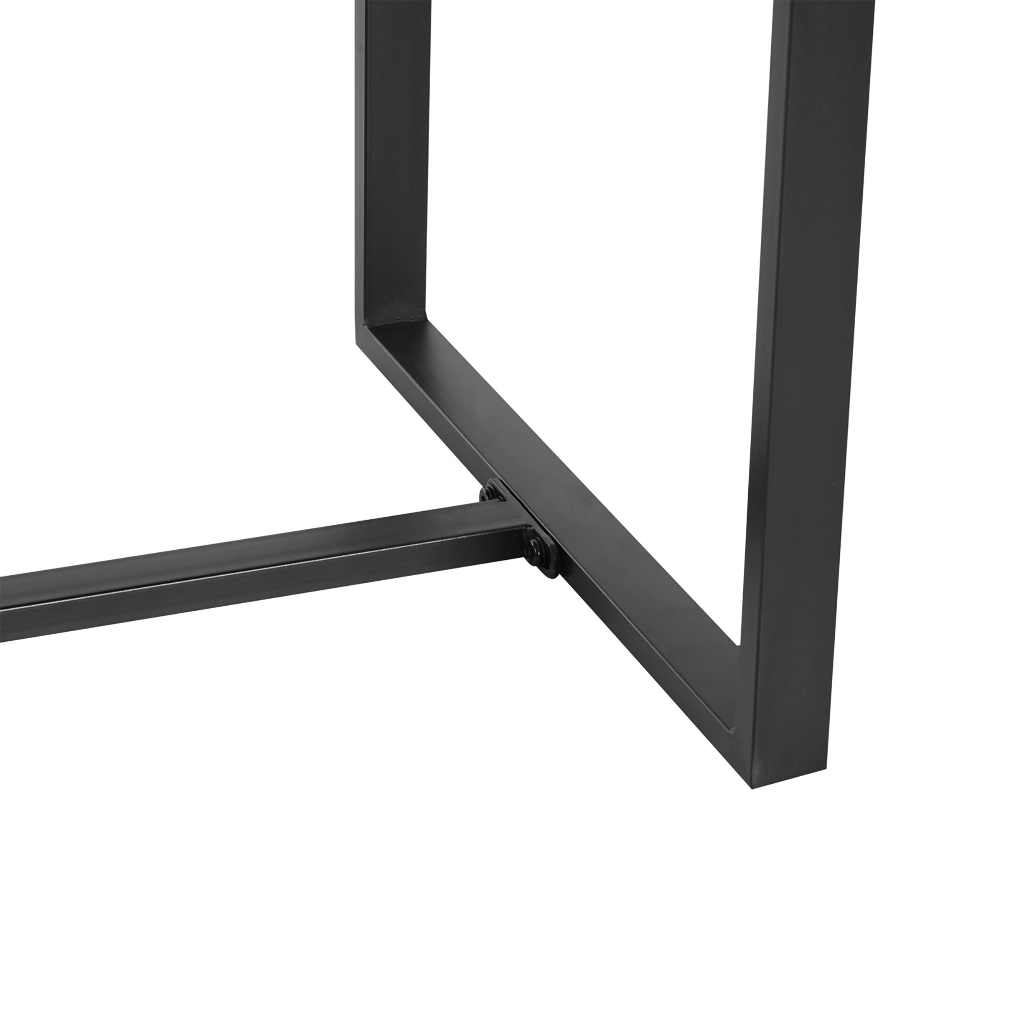 Nahaufnahme von schwarzen Metall-Tischbeinen, verbunden durch eine horizontale Stange, vor weißem Hintergrund.