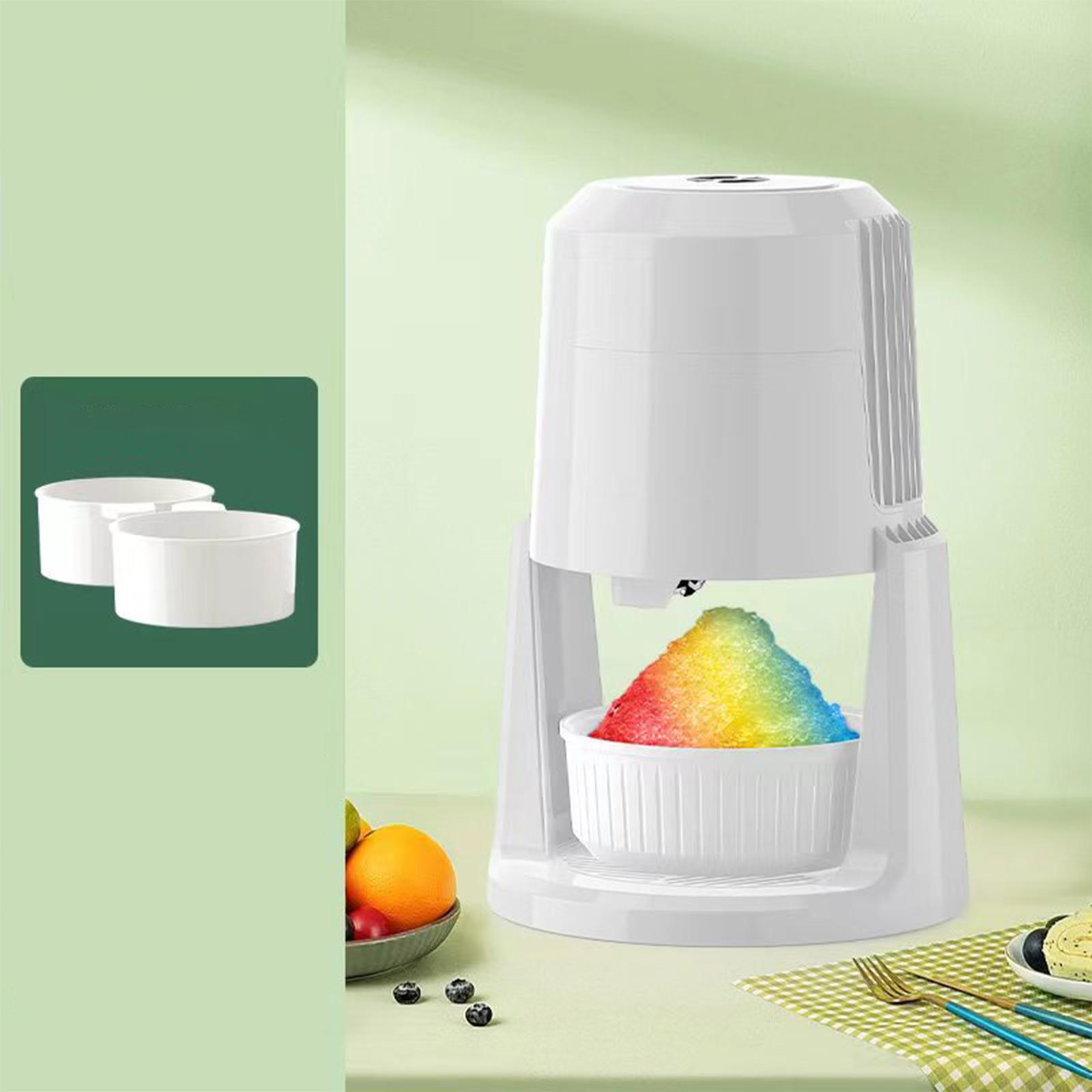 Weißer Eisschaber mit Regenbogen-Eis in einer Schüssel, mit zwei Schüsseln links.