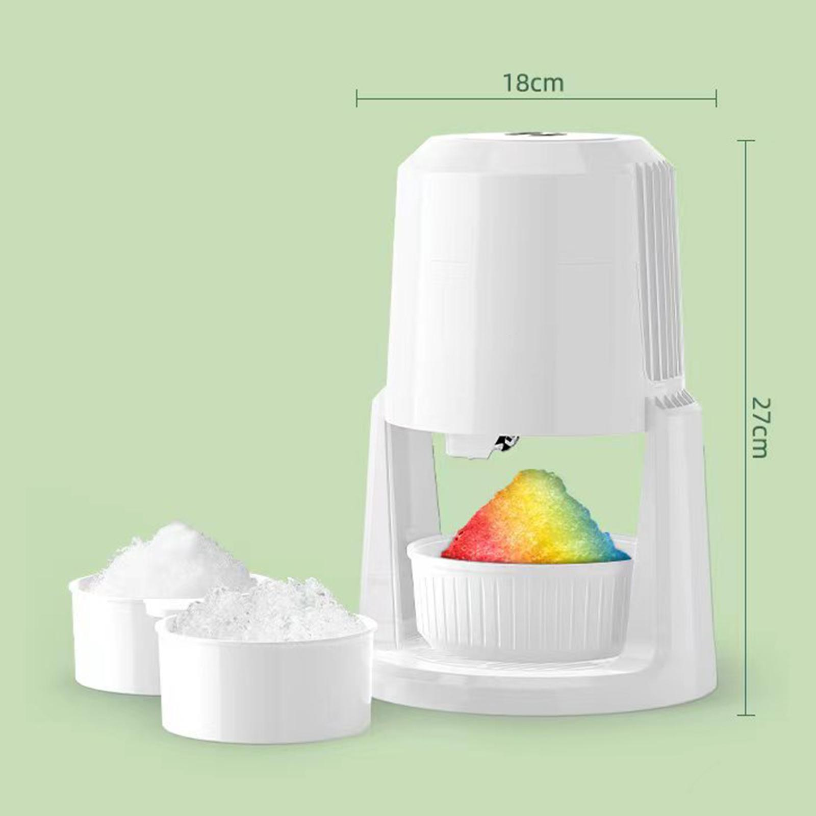 Weißer Eisschneider, 2 Eisbehälter und eine Schüssel mit Regenbogen-Eis. Grüner Hintergrund.