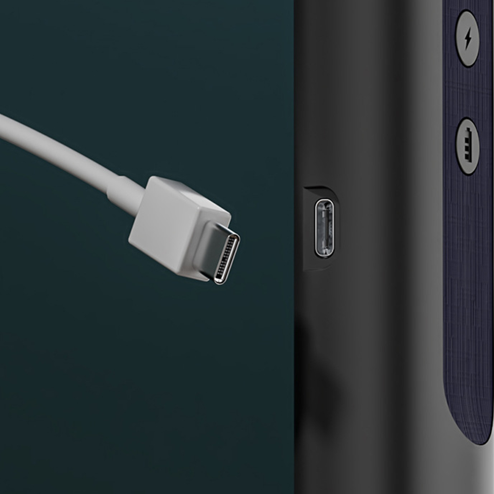 Weißes USB-C-Kabel, das in ein schwarzes Telefon eingesteckt ist. Dunkler Hintergrund.