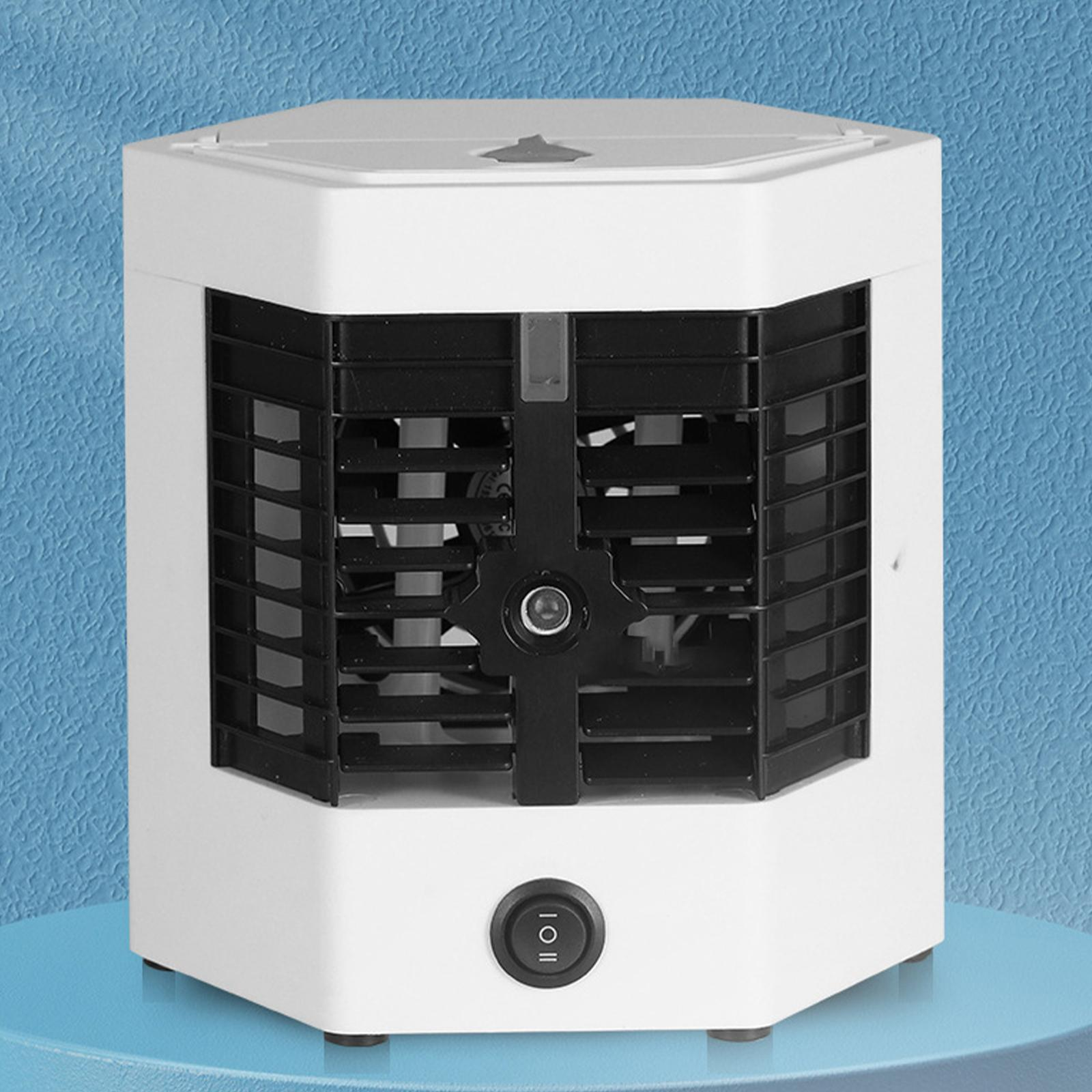 Weißer Luftkühler mit schwarzem Grill. Weißer Hintergrund und ein blauer Hintergrund. Ein/Aus-Knopf.