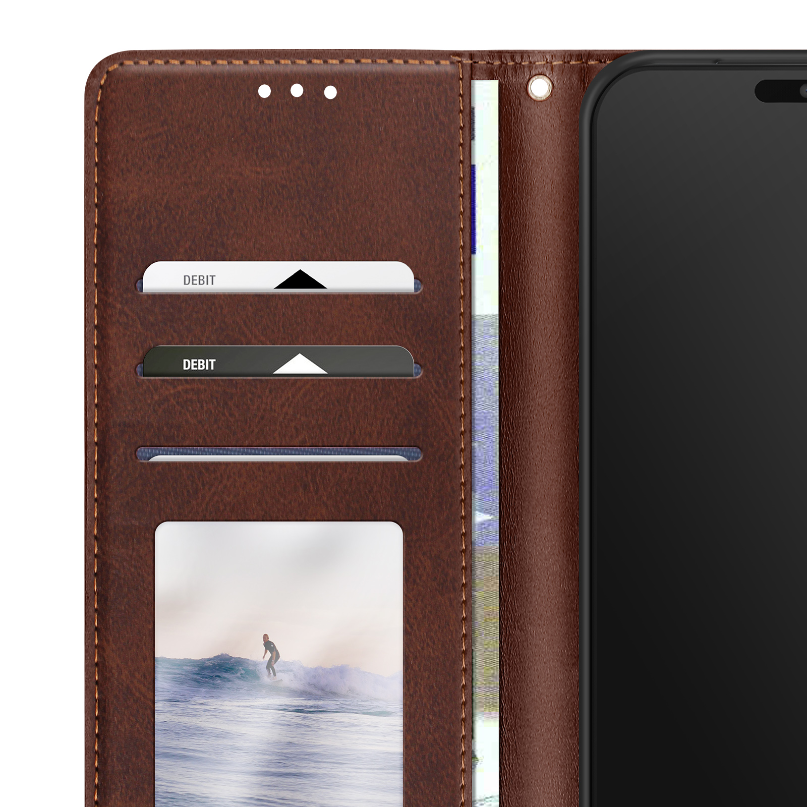 Custodia per telefono in pelle marrone aperta con fessure per carte e foto di un surfista che tiene un telefono.