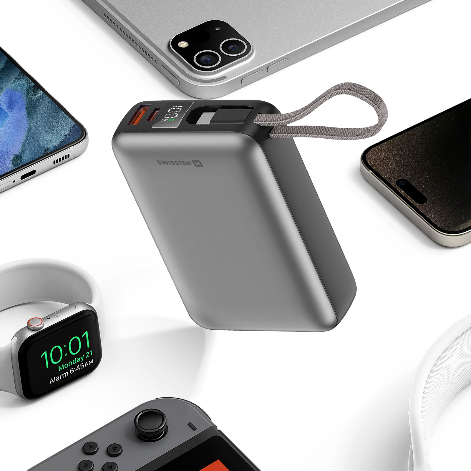 Powerbank umgeben von Telefon, Smartwatch, Tablet und Spielgerät. Weißer Hintergrund.